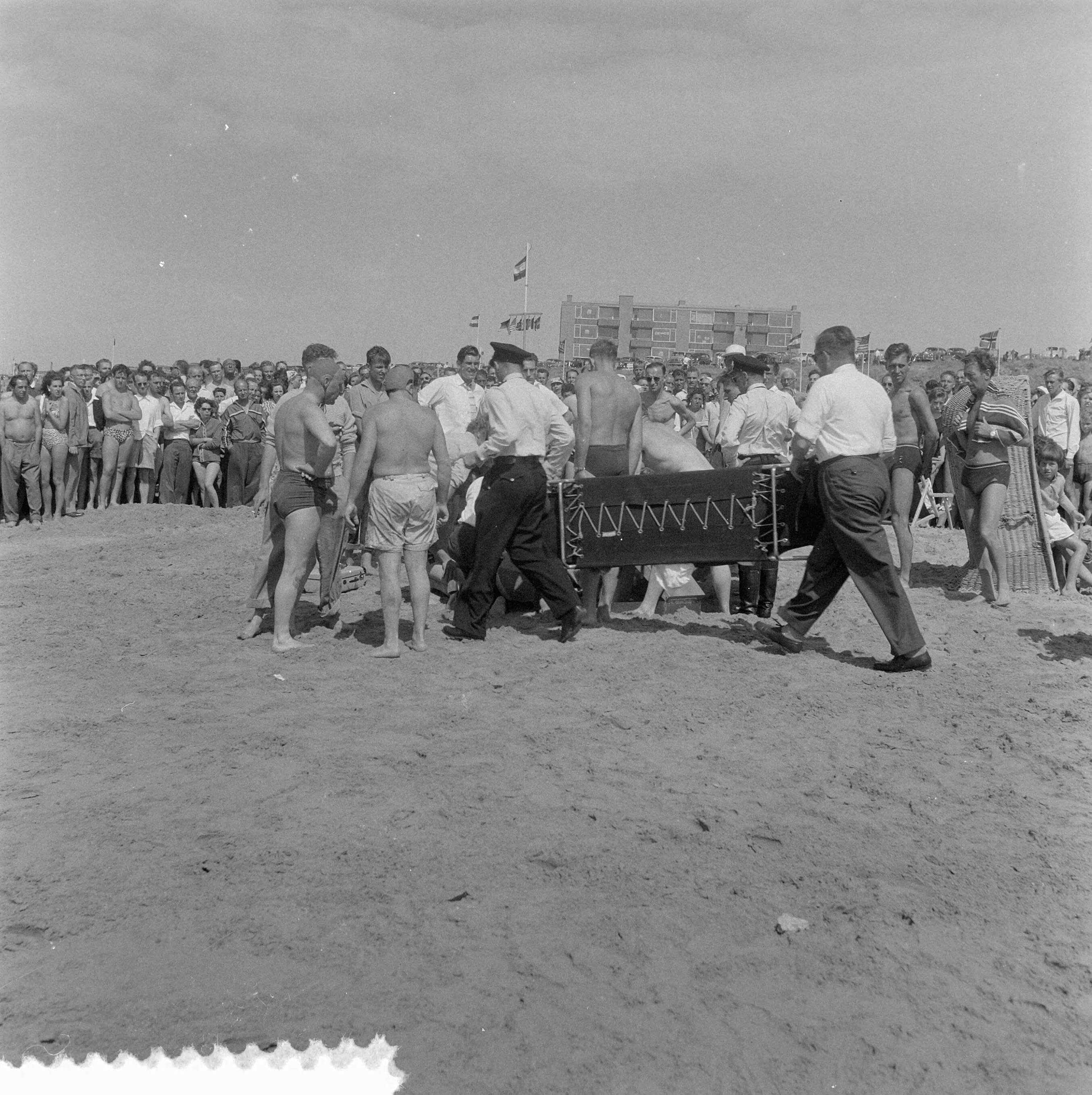 Fotocollectie Anefo — Reddingspogingen in Zandvoort voor verdronken Duitser — Foto: Koch, Eric / Anefo. Licentie: Set B: Rechtenvrij / Publiek Domein. Bron: Nationaal Archief. http://hdl.handle.net/10648/a964391a-d0b4-102d-bcf8-003048976d84