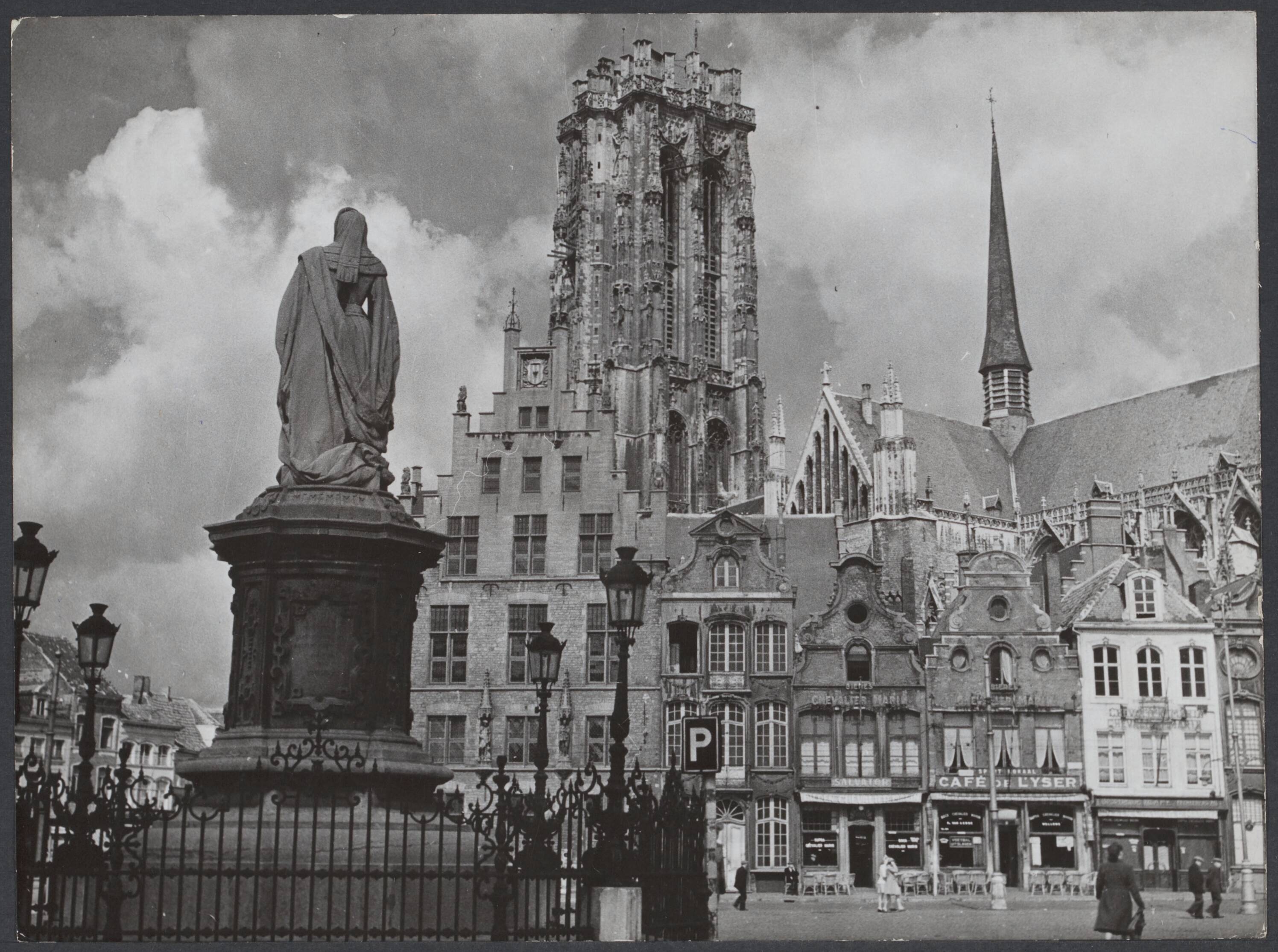 Mechelen — Mechelen. Grote Markt: standbeeld van Margaretha van Oostenrijk, de toren St. Romboutskathedraal en het postkantoor met aangrenzende panden — Foto: Onbekend / Publiek Domein of Rechtenvrij. Licentie: Set B: Rechtenvrij / Publiek Domein. Bron: Nationaal Archief. http://hdl.handle.net/10648/0d861692-1d6c-97b6-96ee-0147c07c9b86