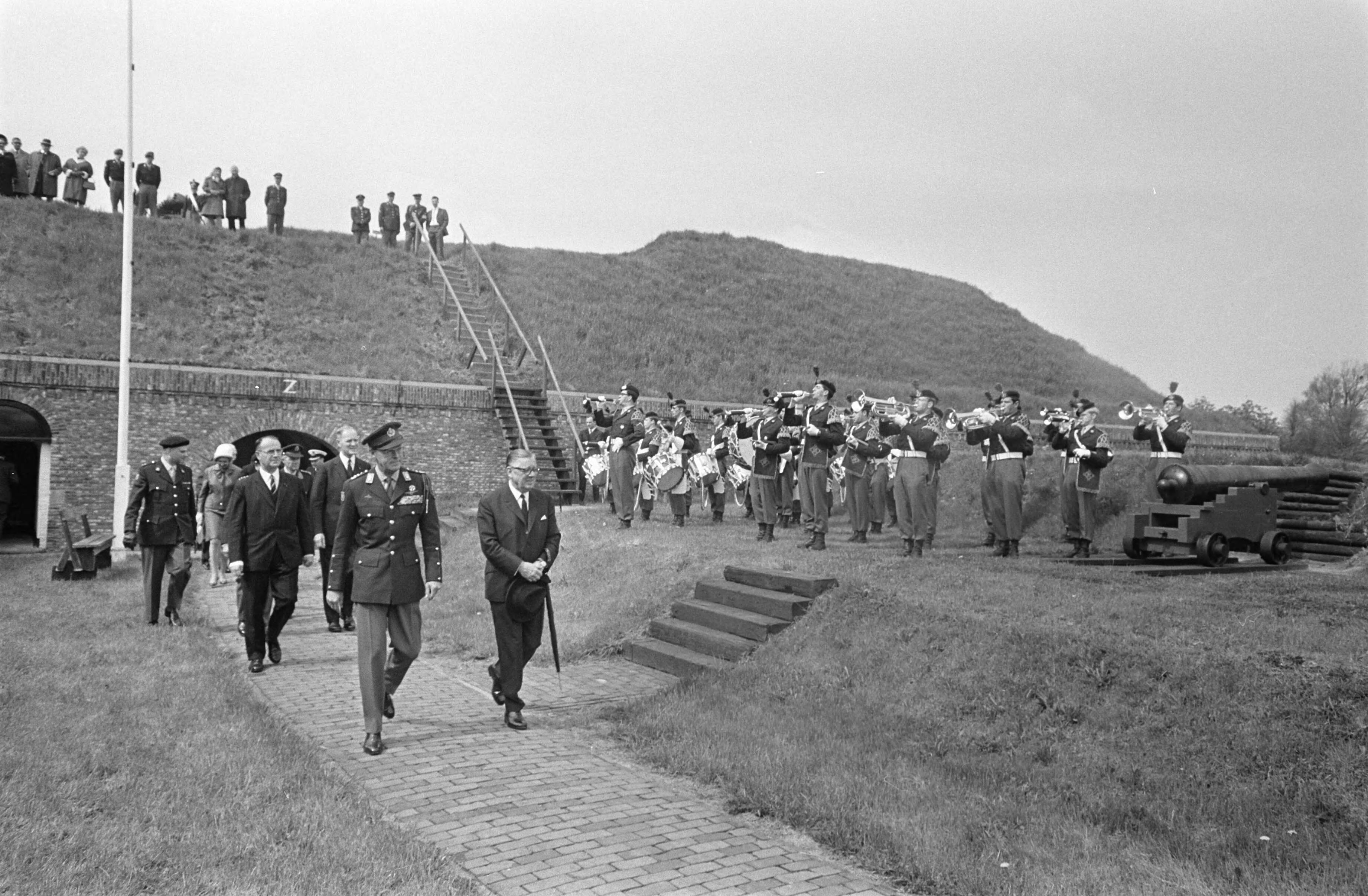 Fotocollectie Anefo — ZKH Prins Bernhard opent uitbreiding van het Vestingmuseum te Naarden Prins Bernhard steekt lontstok in een kanon — Foto: Evers, Joost / Anefo. Licentie: Set B: Rechtenvrij / Publiek Domein. Bron: Nationaal Archief. http://hdl.handle.net/10648/ab682de8-d0b4-102d-bcf8-003048976d84