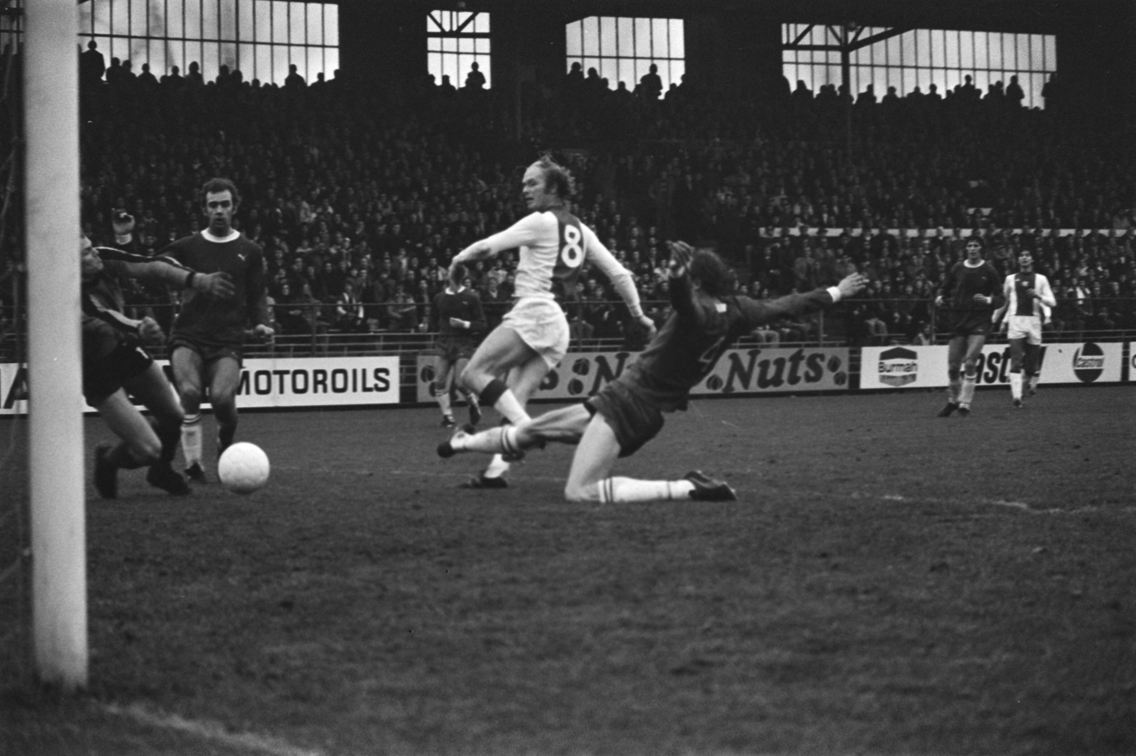 Fotocollectie Anefo — Ajax tegen Haarlem 2-0; Geels scoort eerste doelpunt — Foto: Suyk, Koen / Anefo. Licentie: Set B: Rechtenvrij / Publiek Domein. Bron: Nationaal Archief. http://hdl.handle.net/10648/ac944404-d0b4-102d-bcf8-003048976d84