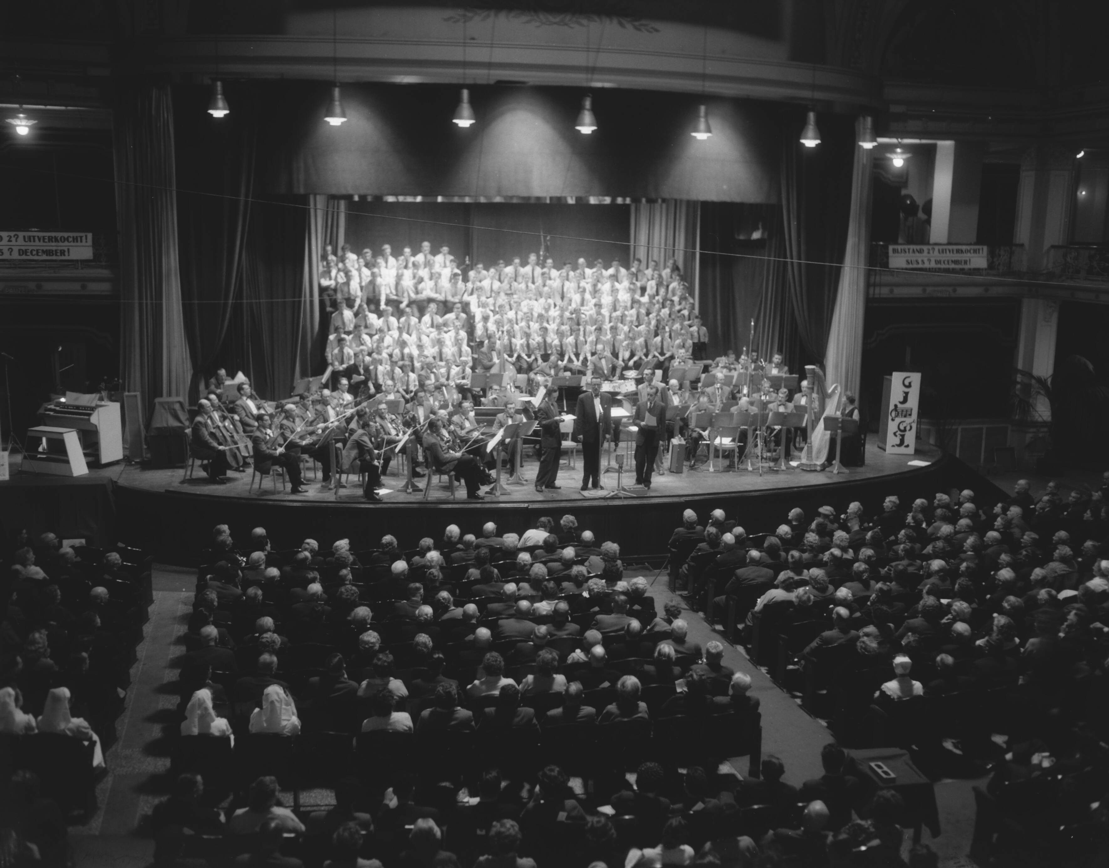 Fotocollectie Anefo — Finale van Bijstandactie in het Kurhaus te Scheveningen — Foto: Pot, Harry / Anefo. Licentie: Set B: Rechtenvrij / Publiek Domein. Bron: Nationaal Archief. http://hdl.handle.net/10648/a9878dfc-d0b4-102d-bcf8-003048976d84