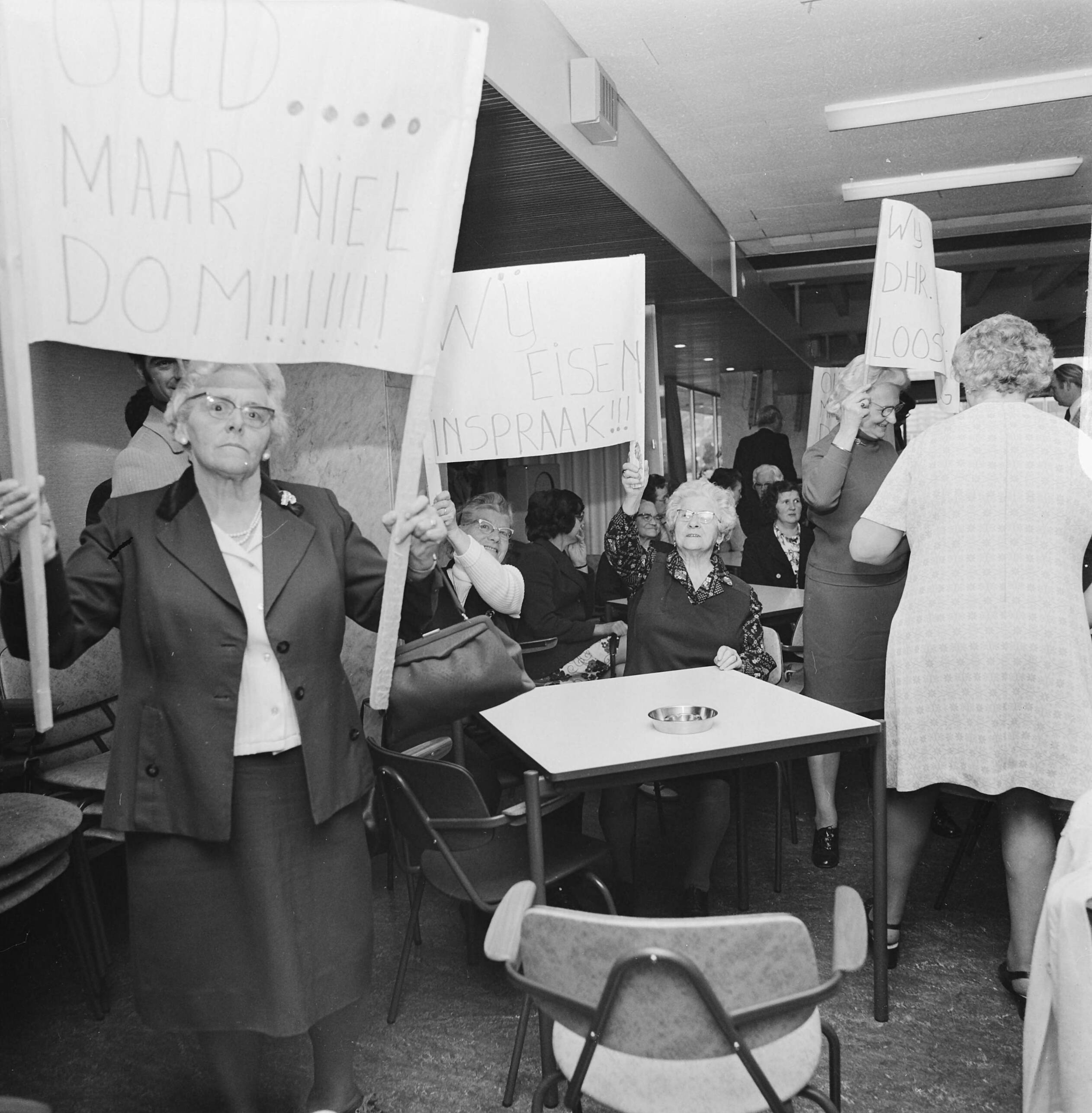 Fotocollectie Anefo — Bejaarden uit Prinsenbeek demonstreren bij Van Doorn op CRM in Rijswijk; bejaarden met spandoeken — Foto: Mieremet, Rob / Anefo. Licentie: Set B: Rechtenvrij / Publiek Domein. Bron: Nationaal Archief. http://hdl.handle.net/10648/ac497654-d0b4-102d-bcf8-003048976d84