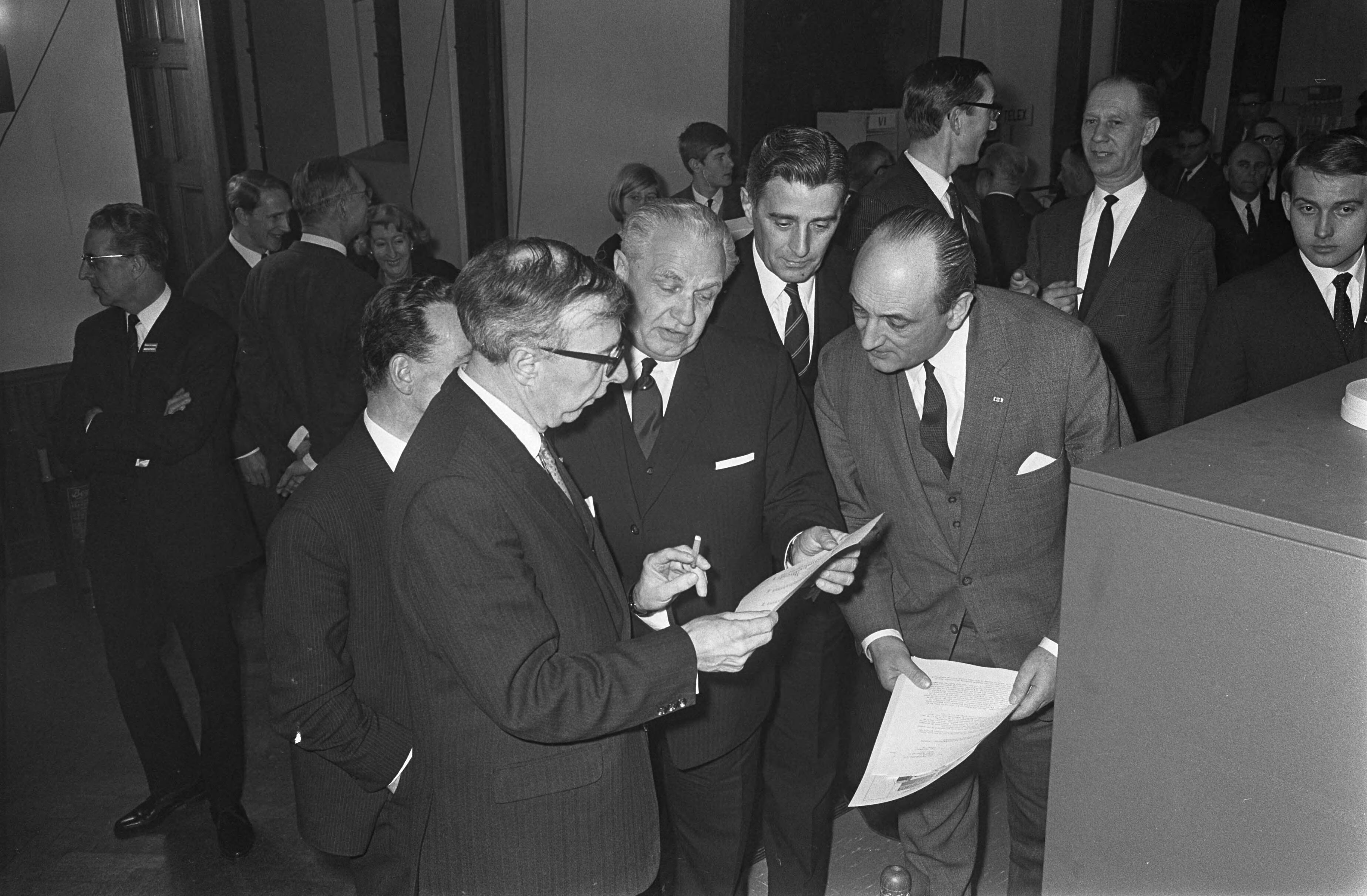 Fotocollectie Anefo — In de Ridderzaal te Den Haag , Zijlstra en Toxopeus — Foto: Koch, Eric / Anefo. Licentie: Set B: Rechtenvrij / Publiek Domein. Bron: Nationaal Archief. http://hdl.handle.net/10648/ab0fea52-d0b4-102d-bcf8-003048976d84