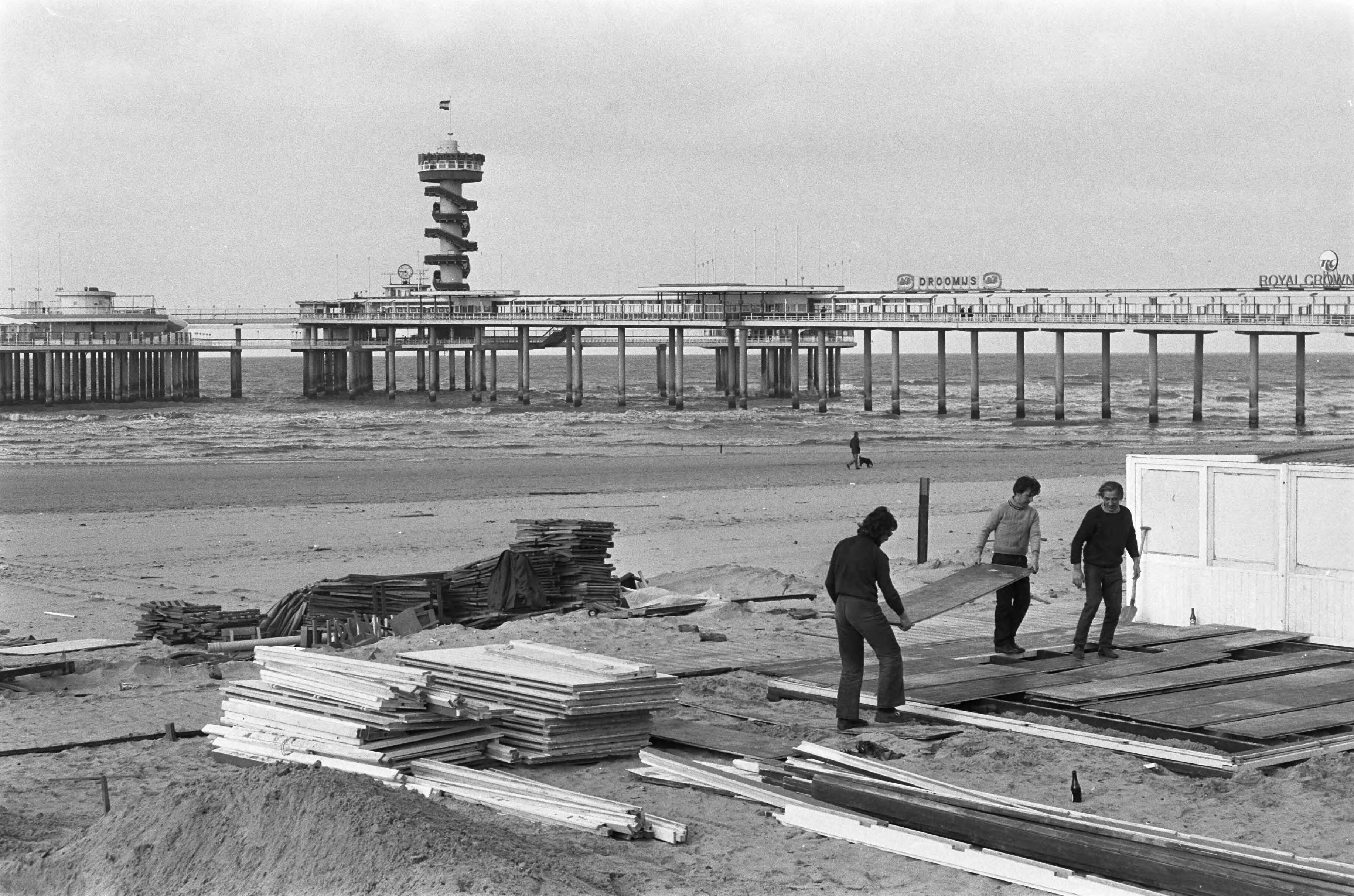 Fotocollectie Anefo — Scheveningen bereidt zich voor op badseizoen, strandterrassen worden opgebouwd — Foto: Mieremet, Rob / Anefo. Licentie: Set B: Rechtenvrij / Publiek Domein. Bron: Nationaal Archief. http://hdl.handle.net/10648/ac270a60-d0b4-102d-bcf8-003048976d84