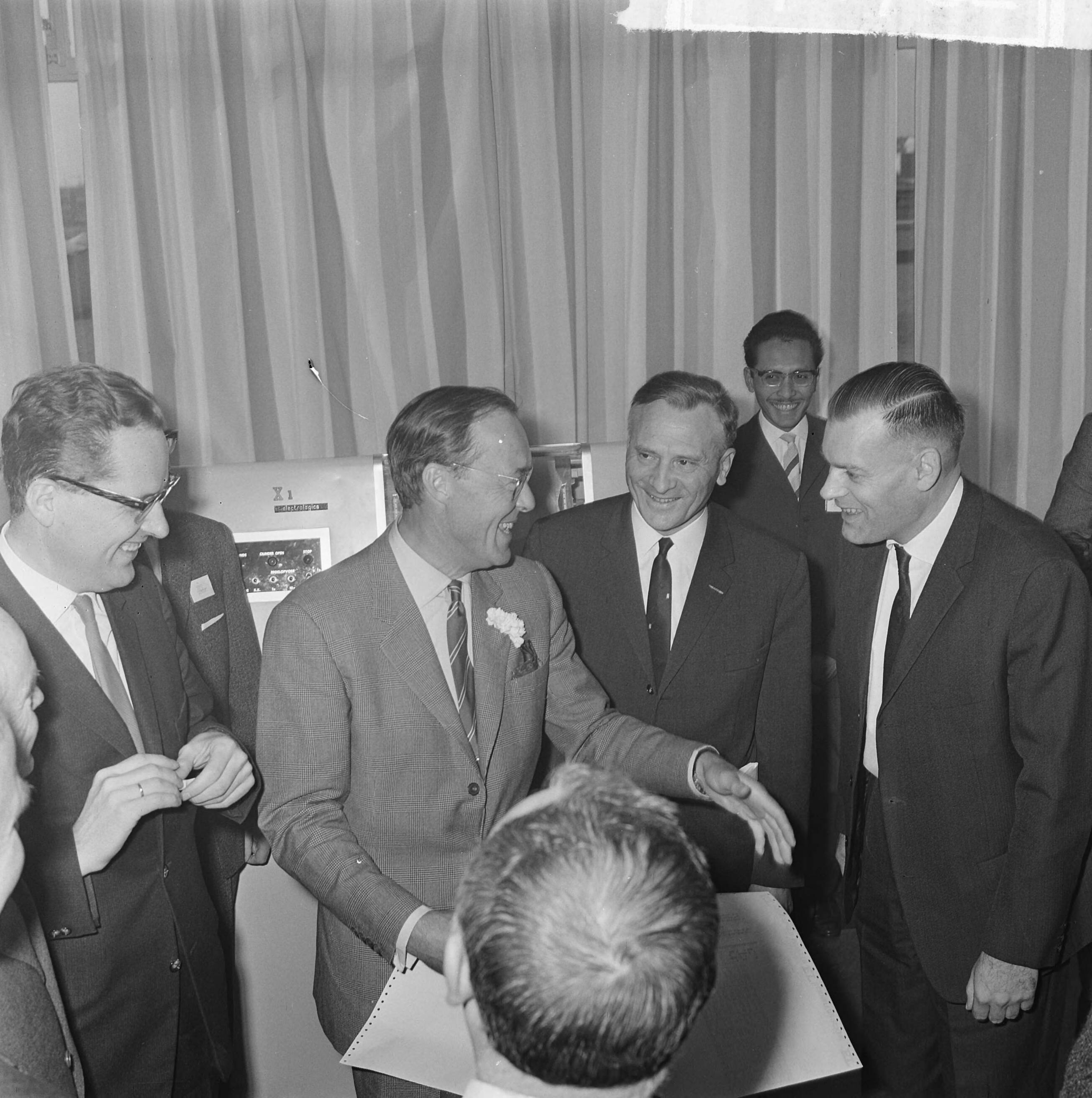 Fotocollectie Anefo — Prins Bernhard opende computerfabriek N.V. Electrologica te Rijswijk, de prins tijdens rondgang — Foto: Koch, Eric / Anefo. Licentie: Set B: Rechtenvrij / Publiek Domein. Bron: Nationaal Archief. http://hdl.handle.net/10648/aa84dc78-d0b4-102d-bcf8-003048976d84