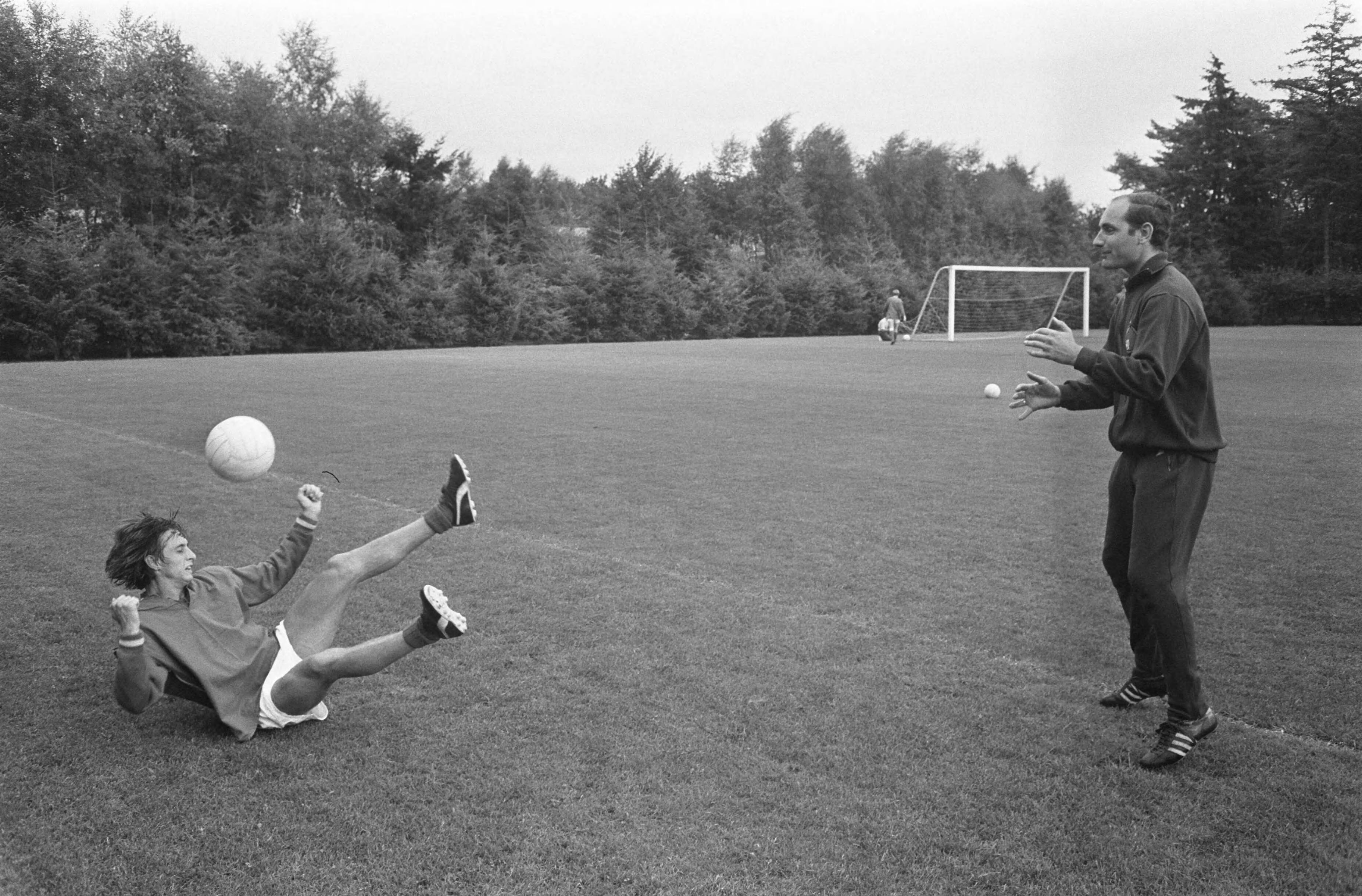 Fotocollectie Anefo — Training Nederlands elftal in Zeist: Cruijff kreeg aparte licht training wegens enkelblessure van hulptrainer Groenewoud (r) — Foto: Koch, Eric / Anefo. Licentie: Set B: Rechtenvrij / Publiek Domein. Bron: Nationaal Archief. http://hdl.handle.net/10648/ab78200e-d0b4-102d-bcf8-003048976d84
