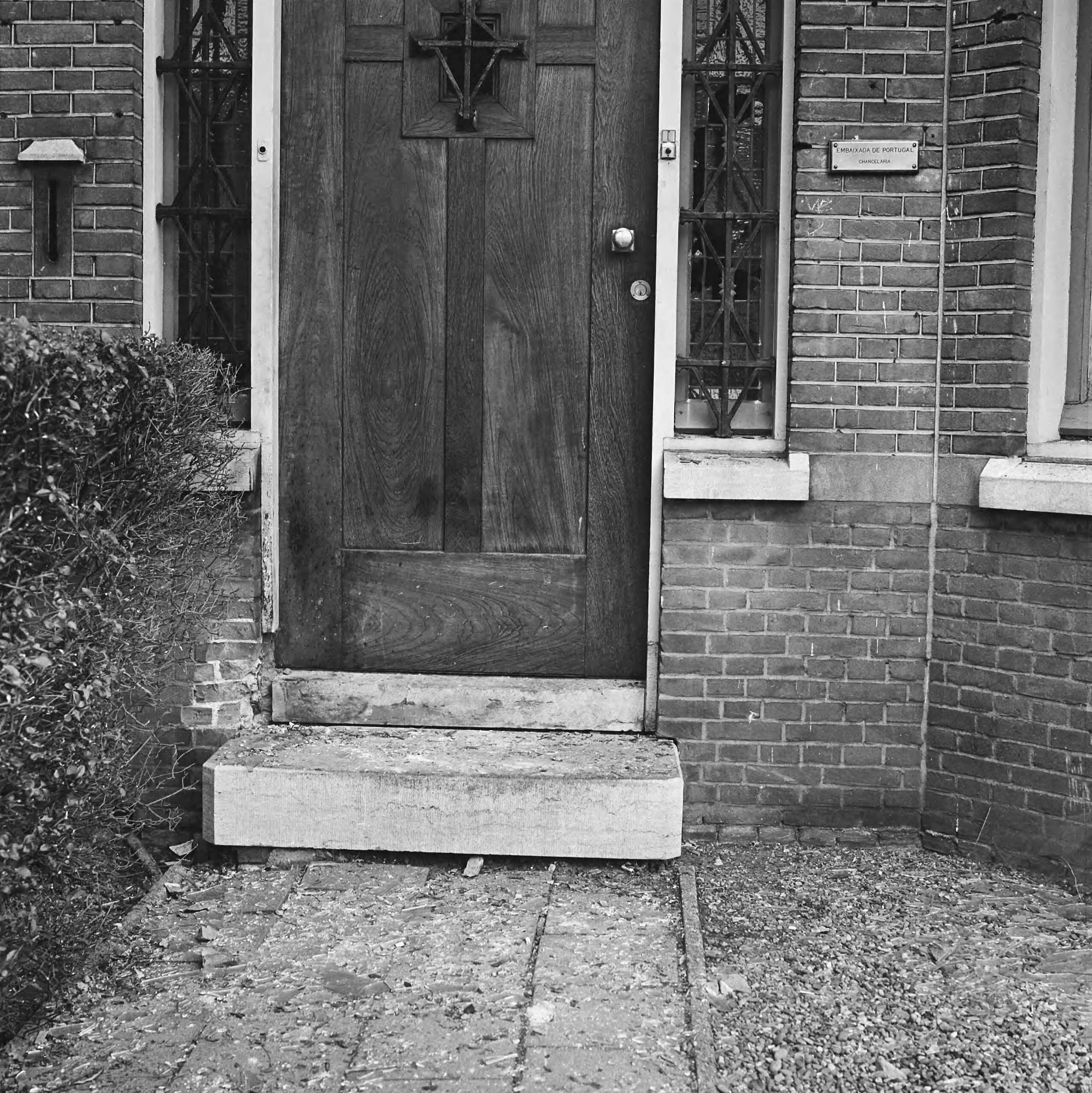 Fotocollectie Anefo — Bomaanslagen op ambassades te Den Haag . Portugese Legatie stenen uit stoep, ruiten stuk, glas op tuinpad — Foto: Behrens, Herbert F. / Anefo. Licentie: Set B: Rechtenvrij / Publiek Domein. Bron: Nationaal Archief. http://hdl.handle.net/10648/ab383750-d0b4-102d-bcf8-003048976d84