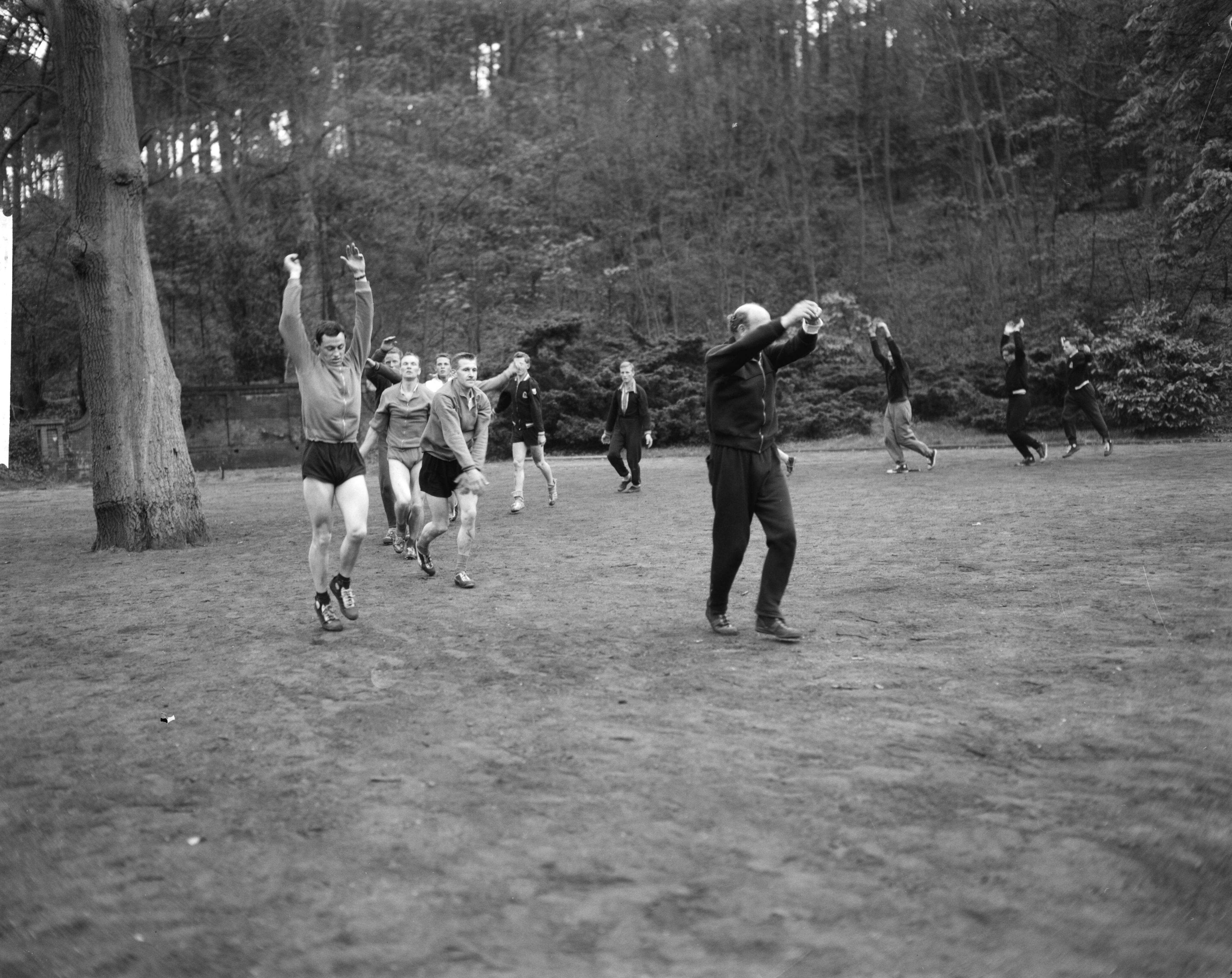 Fotocollectie Anefo — Conditietraining Nederlandse schaatskernploeg op het CIOS te Overveen — Foto: Bilsen, Joop van / Anefo. Licentie: Set B: Rechtenvrij / Publiek Domein. Bron: Nationaal Archief. http://hdl.handle.net/10648/aa07faf0-d0b4-102d-bcf8-003048976d84