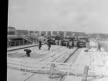 Fotocollectie Anefo — Belastingsproeven van Blijdorp-bruggen op de uitvalsweg van Rotterdam naar Den Haag m.b.v. tanks — Foto: Behrens, Herbert F. / Anefo. Licentie: Set B: Rechtenvrij / Publiek Domein. Bron: Nationaal Archief. http://hdl.handle.net/10648/a9749490-d0b4-102d-bcf8-003048976d84