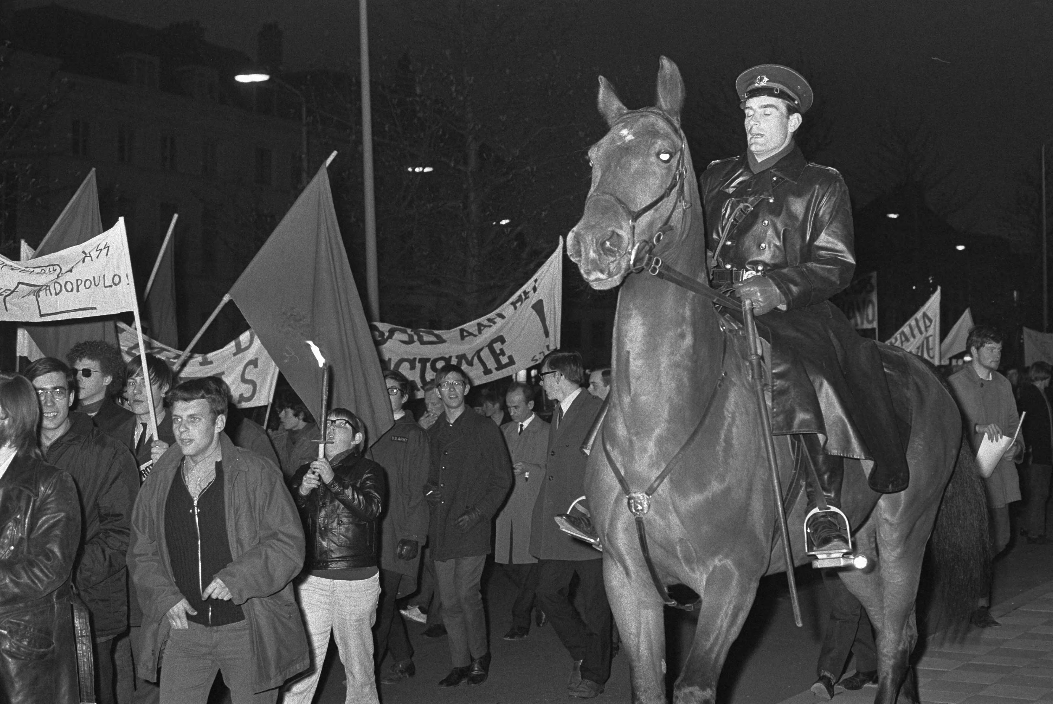 Fotocollectie Anefo — Demonstratie van plusminus 500 jongeren tegen bewind in Griekenland te Den Haag met politie te paard — Foto: Verhoeff, Bert / Anefo. Licentie: Set B: Rechtenvrij / Publiek Domein. Bron: Nationaal Archief. http://hdl.handle.net/10648/ab661e7c-d0b4-102d-bcf8-003048976d84