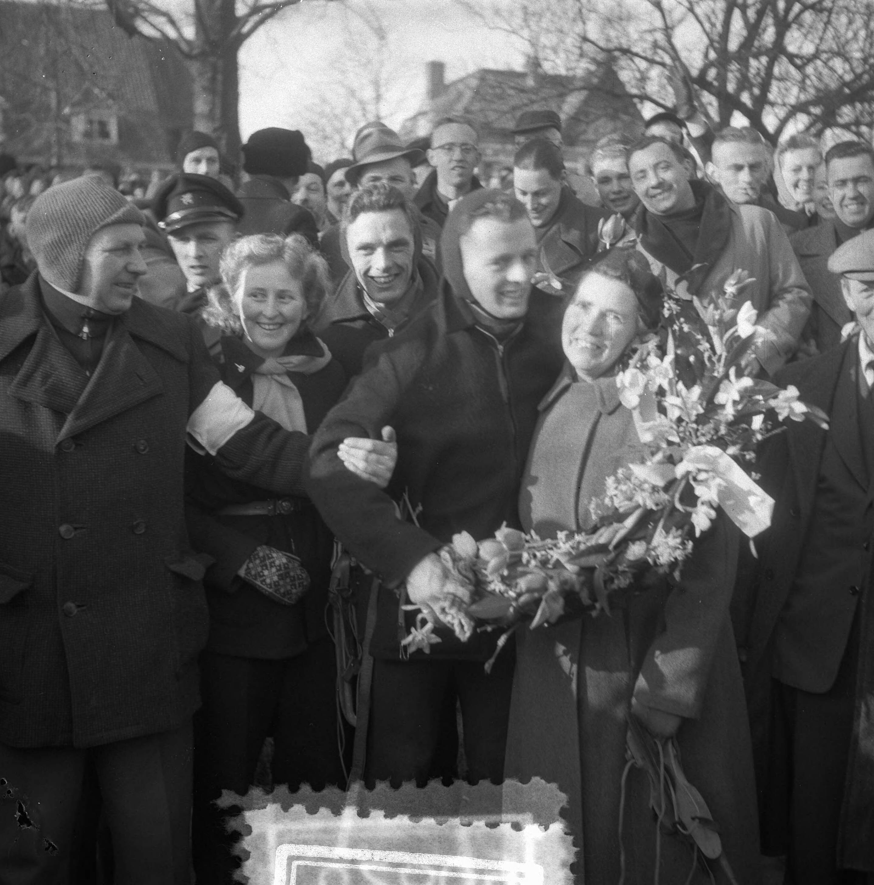 Elfstedentocht 1954 — Elfstedentocht. Winnaar Jeen van den Berg wordt gehuldigd — Foto: Noske, J.D. / Anefo. Licentie: Set B: Rechtenvrij / Publiek Domein. Bron: Nationaal Archief. http://hdl.handle.net/10648/a91c55e6-d0b4-102d-bcf8-003048976d84