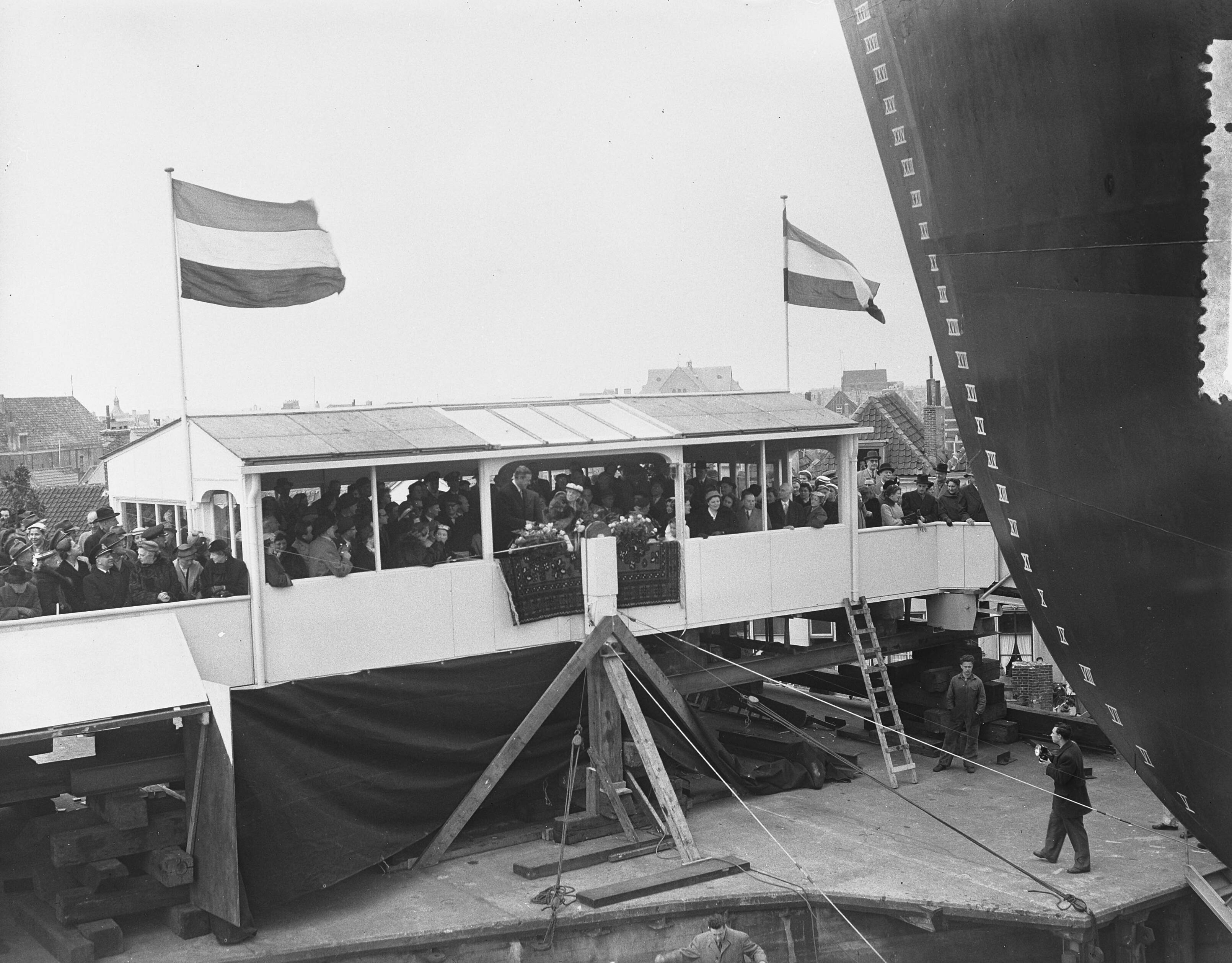 Fotocollectie Anefo — Tewaterlating van de tanker "Moordrecht" bij de N.V. Kon. Mij. "De Schelde" te Vlissingen. De doopplechtigheid werd verricht door de 84-jarige mevr. C.E.H. van Ommeren-van Ommeren — Foto: Bilsen, Joop van / Anefo. Licentie: Set B: Rechtenvrij / Publiek Domein. Bron: Nationaal Archief. http://hdl.handle.net/10648/a934628a-d0b4-102d-bcf8-003048976d84