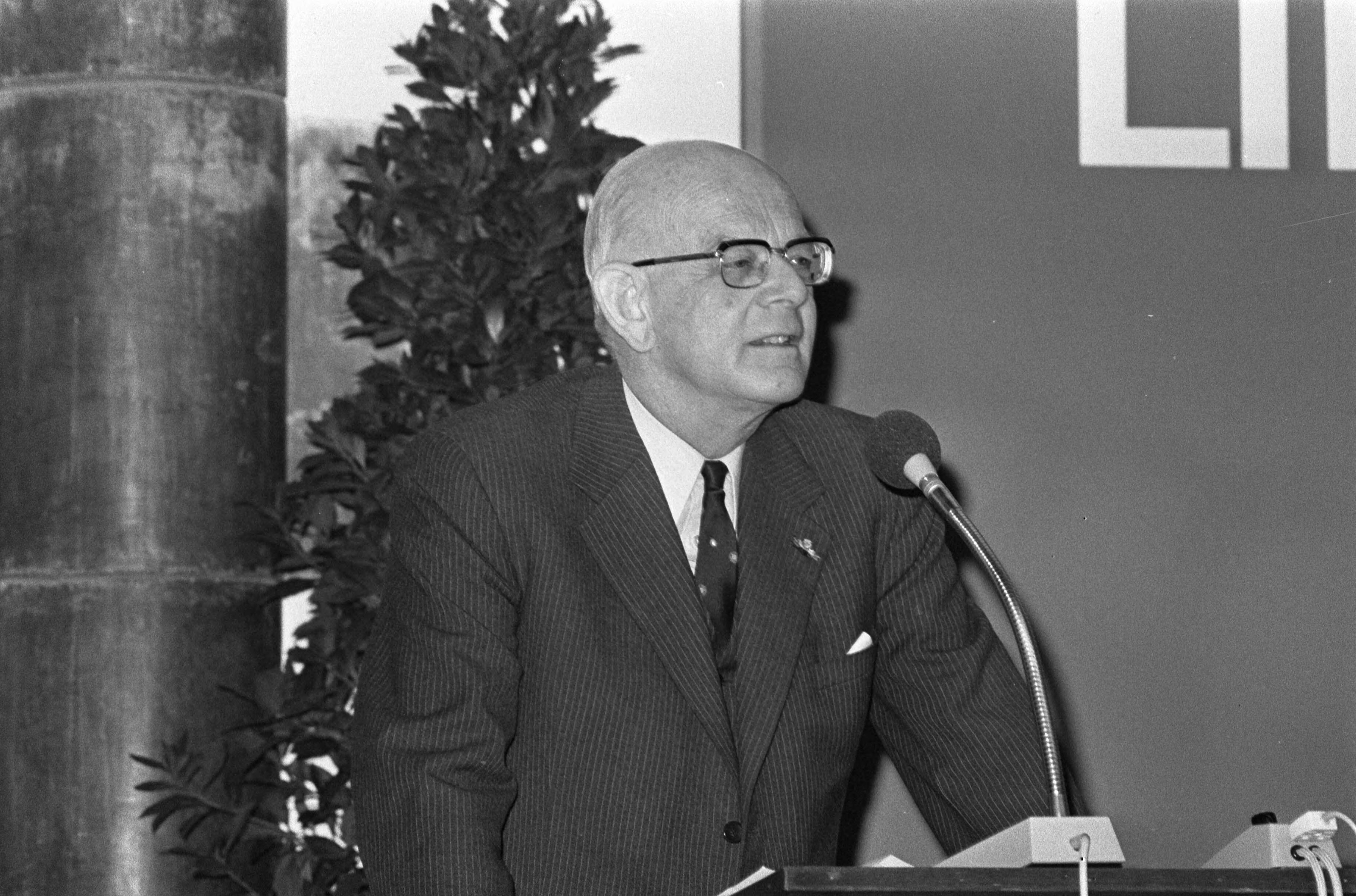 Fotocollectie Anefo — Congres Liberale en Democratische Partijen in EG in Den Haag ; De Gaay Fortman — Foto: Peters, Hans / Anefo. Licentie: Set B: Rechtenvrij / Publiek Domein. Bron: Nationaal Archief. http://hdl.handle.net/10648/ac8f6218-d0b4-102d-bcf8-003048976d84