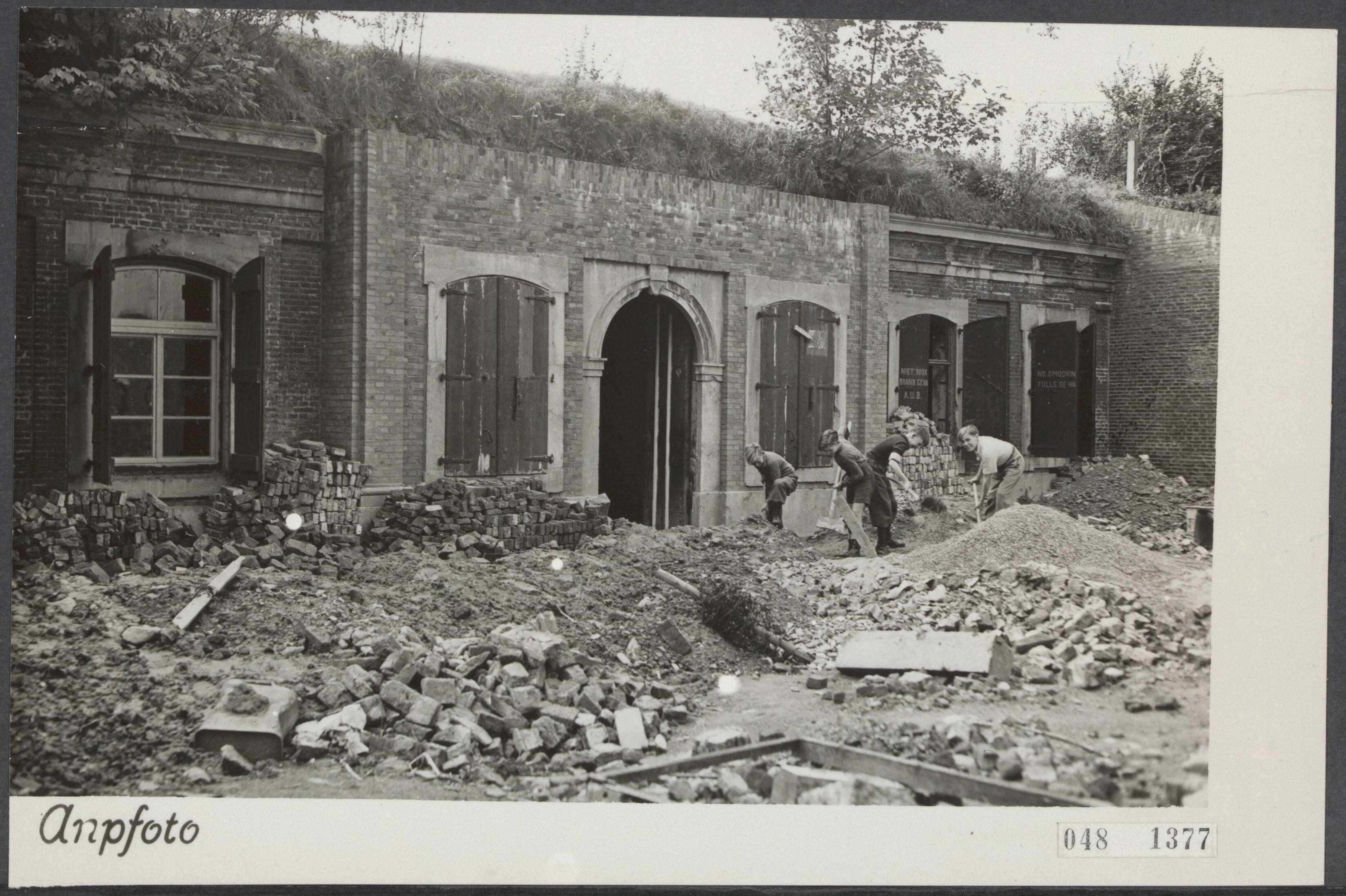 Fotocollectie Elsevier Binnenland — In de voormalige kruitkamer van Fort Willem, een der 18e eeuwse versterkingen van Maastricht, wordt thans een jeugdherberg in gericht voor ong. 60 personen. een kijkje op de kazematten van het oude fort, waar de kajotters druk bezig zijn de ruimten in te ichten — Foto: ANP / RVD of rechtenvrij. Licentie: Set B: Rechtenvrij / Publiek Domein. Bron: Nationaal Archief. http://hdl.handle.net/10648/ae019346-d0b4-102d-bcf8-003048976d84