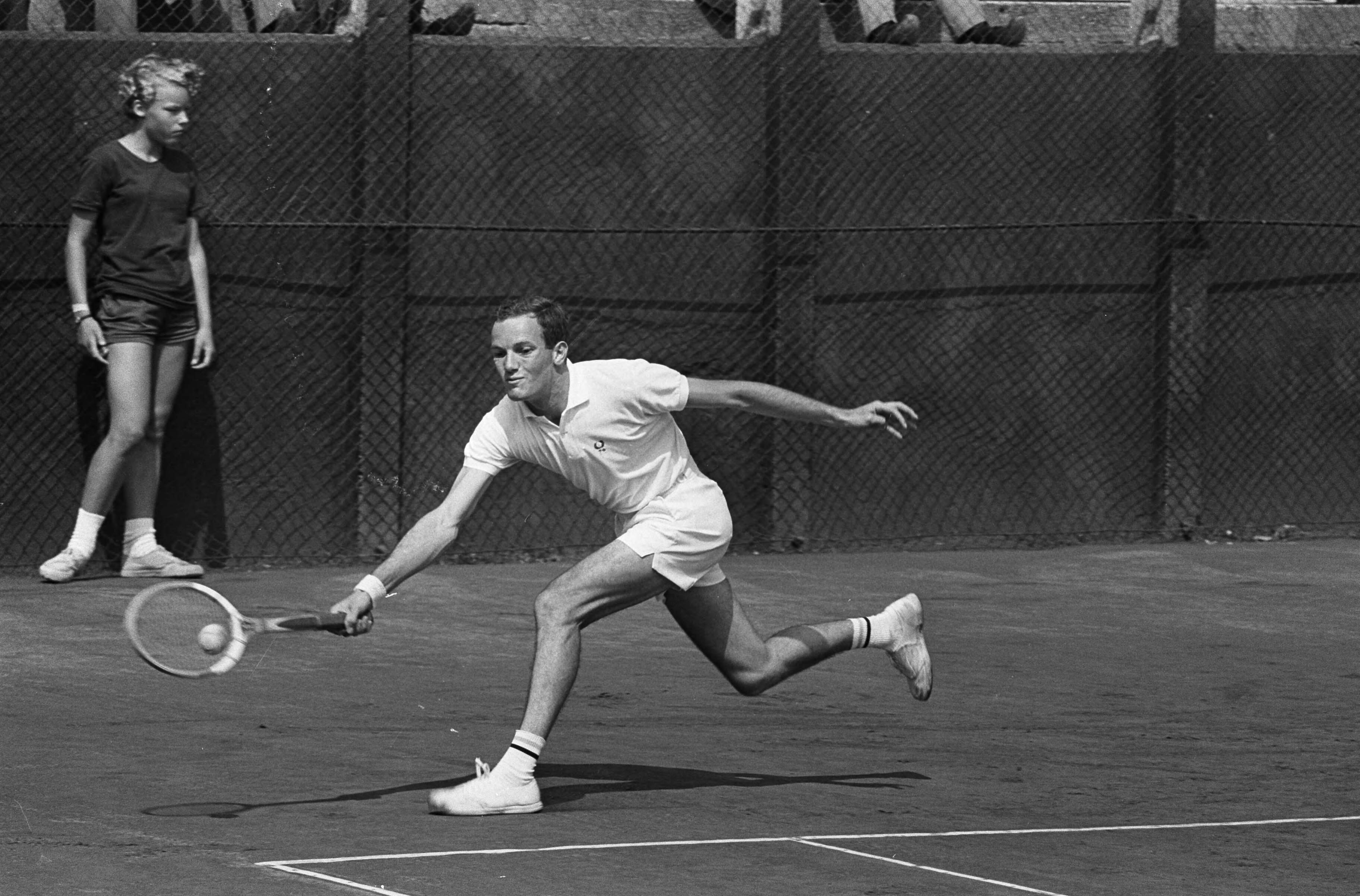 Fotocollectie Anefo — Nederlandse Tenniskampioenschappen Scheveningen. Heren dubbel Okker in aktie — Foto: Koch, Eric / Anefo. Licentie: Set B: Rechtenvrij / Publiek Domein. Bron: Nationaal Archief. http://hdl.handle.net/10648/ab230808-d0b4-102d-bcf8-003048976d84
