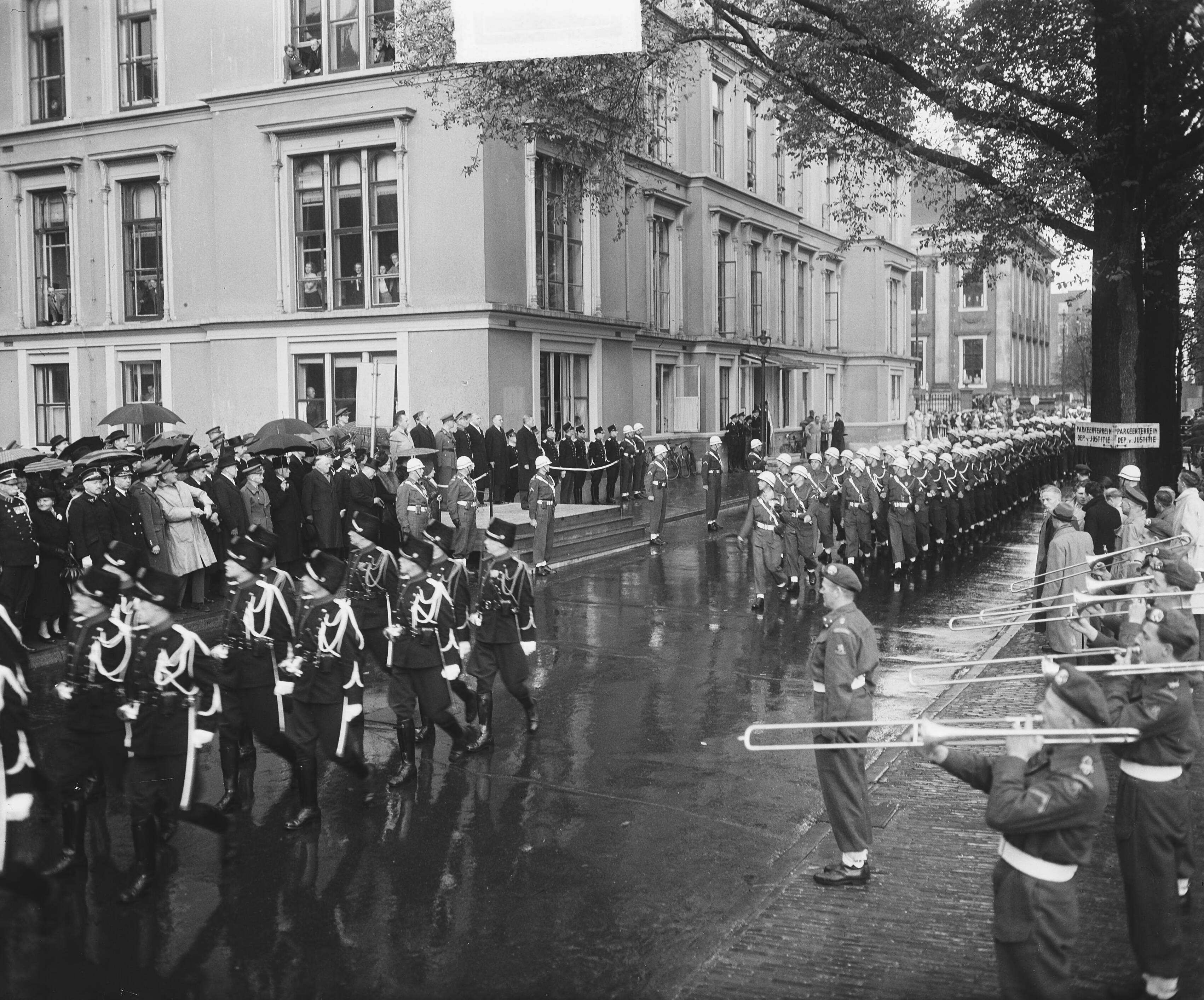 Fotocollectie Anefo — Koninklijke Marechaussee defilé in Den Haag t.g.v. 135 jaar bestaan — Foto: Winterbergen, Rolf / Anefo. Licentie: Set B: Rechtenvrij / Publiek Domein. Bron: Nationaal Archief. http://hdl.handle.net/10648/a8d04d22-d0b4-102d-bcf8-003048976d84