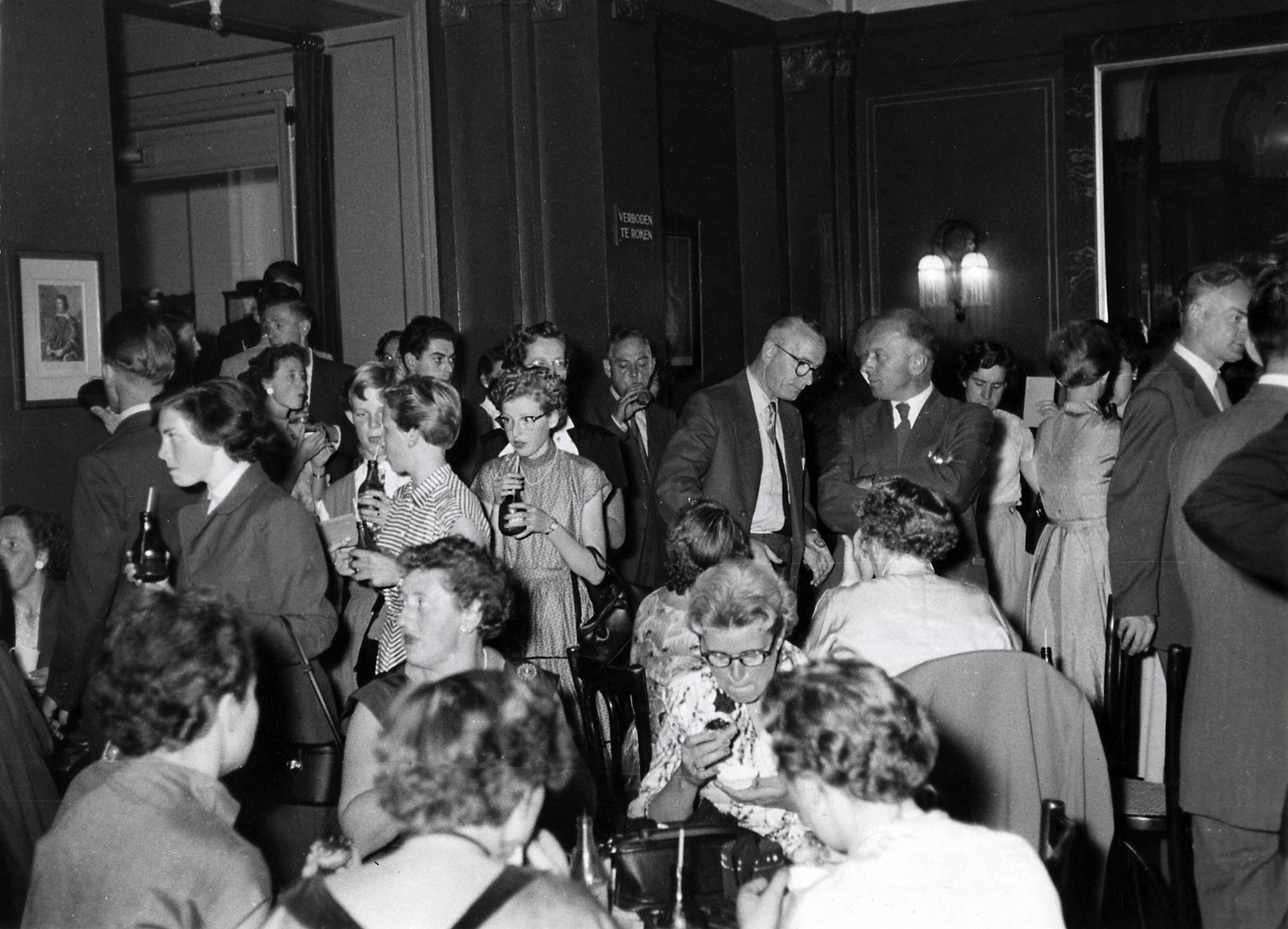Collectie nader te bepalen — [50 jarig jubileum N.V. De Spaarnestad] [Feestavond in het Stadsschouwburg van Haarlem] — Foto: Fotograaf Onbekend / Fotobureau onbekend / Spaarnestad Photo (05887). Licentie: Set B: Rechtenvrij / Publiek Domein. Bron: Nationaal Archief. http://hdl.handle.net/10648/35429da6-3b06-a382-e063-6df0900a6686