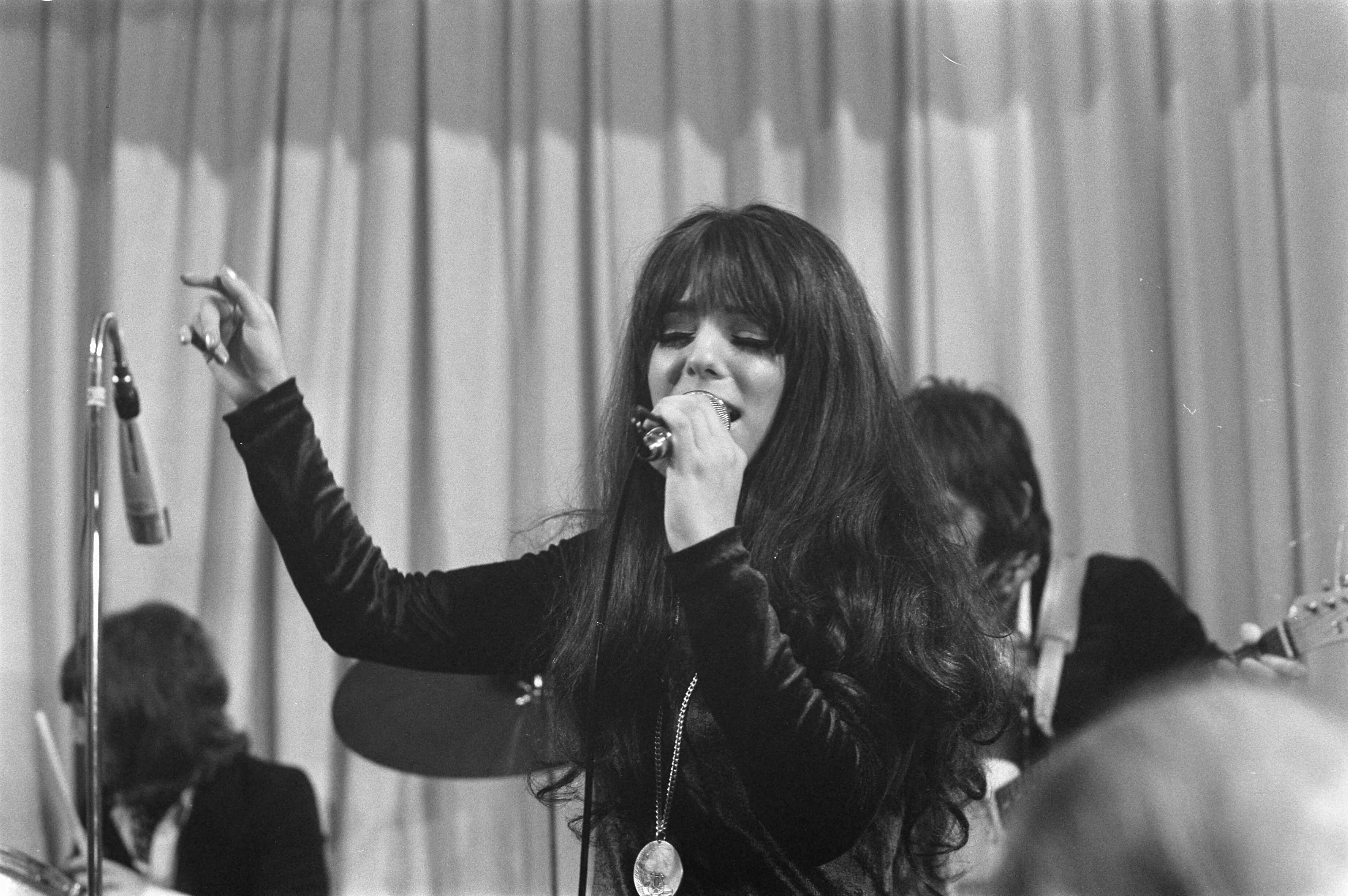 Fotocollectie Anefo — Haagse beatgroep Shocking Blue krijgt "zilveren penning van verdiensten" van Den Haag van wethouder van onderwijs H. J. Bilzen . Shocking Blue speelt / — Foto: Mieremet, Rob / Anefo. Licentie: Set B: Rechtenvrij / Publiek Domein. Bron: Nationaal Archief. http://hdl.handle.net/10648/ab8db69e-d0b4-102d-bcf8-003048976d84