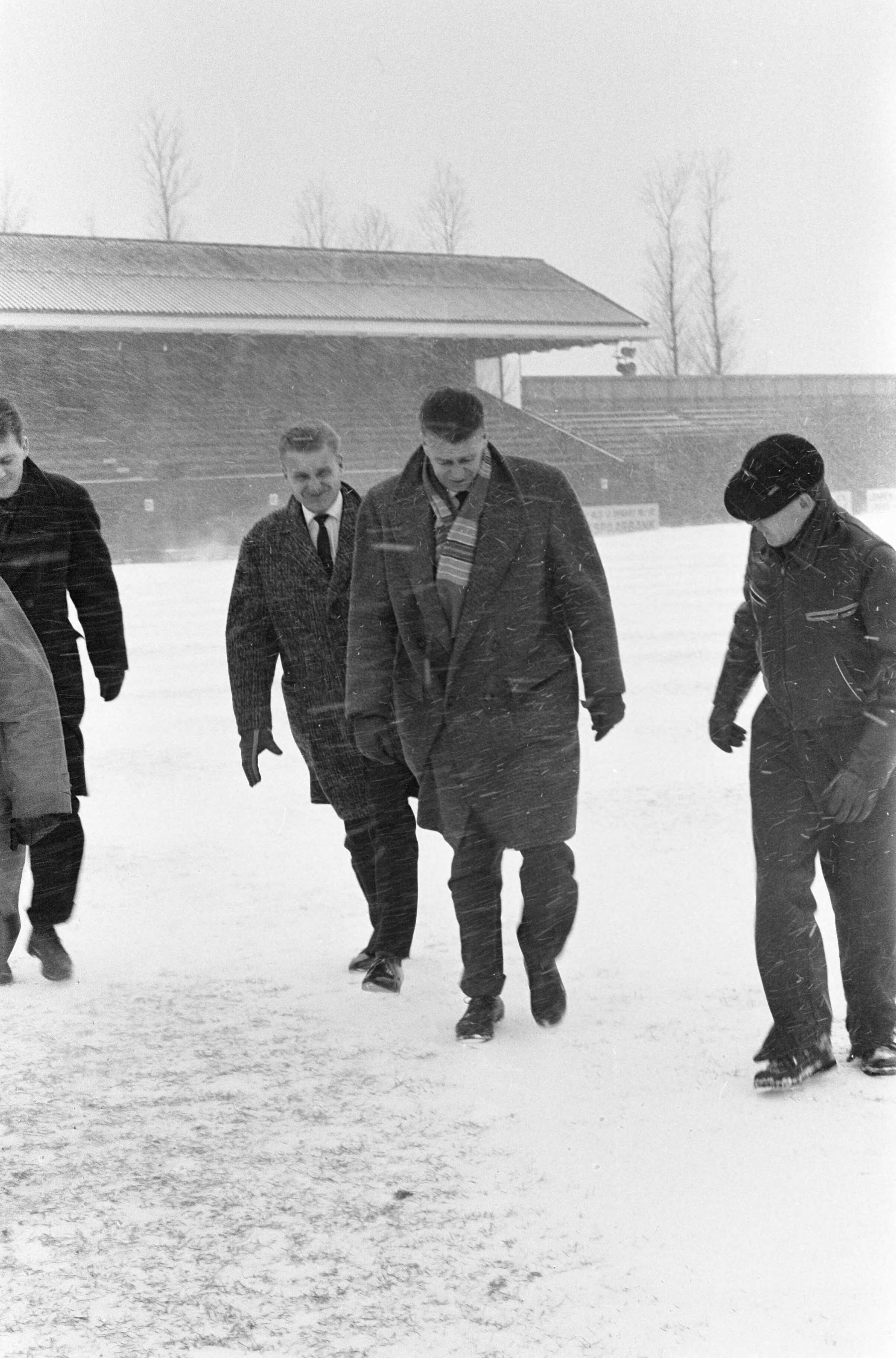Fotocollectie Anefo — Voetbal. RCH tegen Wageningen, scheidsrechter Van der Berg inspecteert met grensrechter Griek voor het laatst het veld — Foto: Pot, Harry / Anefo. Licentie: Set B: Rechtenvrij / Publiek Domein. Bron: Nationaal Archief. http://hdl.handle.net/10648/aa24457a-d0b4-102d-bcf8-003048976d84