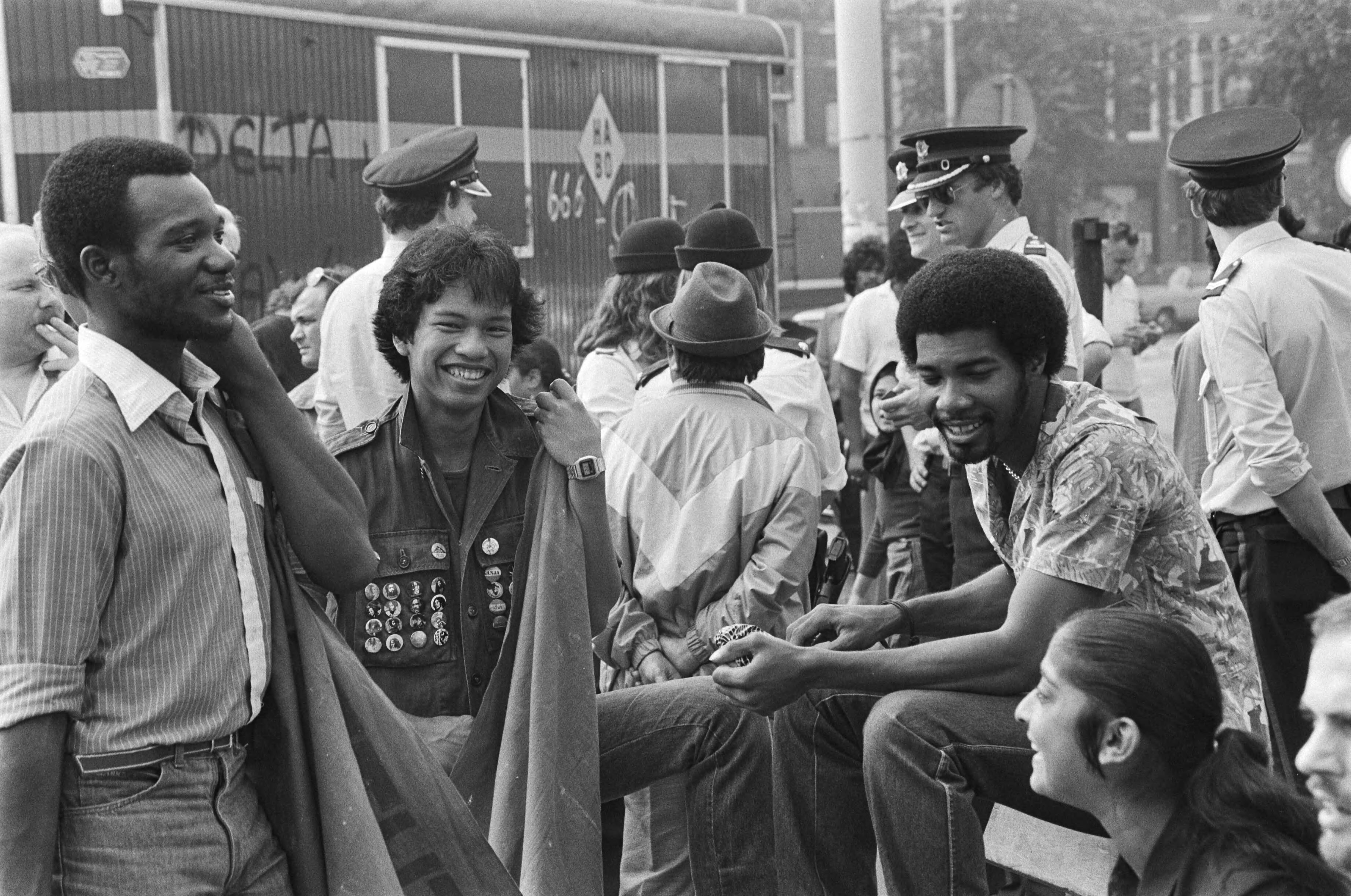 Surinamers demonstreren tegen het gemeentebeleid in Den Haag — Jonge Surinamers — Foto: Dijk, Hans van / Anefo. Licentie: Set B: Rechtenvrij / Publiek Domein. Bron: Nationaal Archief. http://hdl.handle.net/10648/ad1ea2ca-d0b4-102d-bcf8-003048976d84