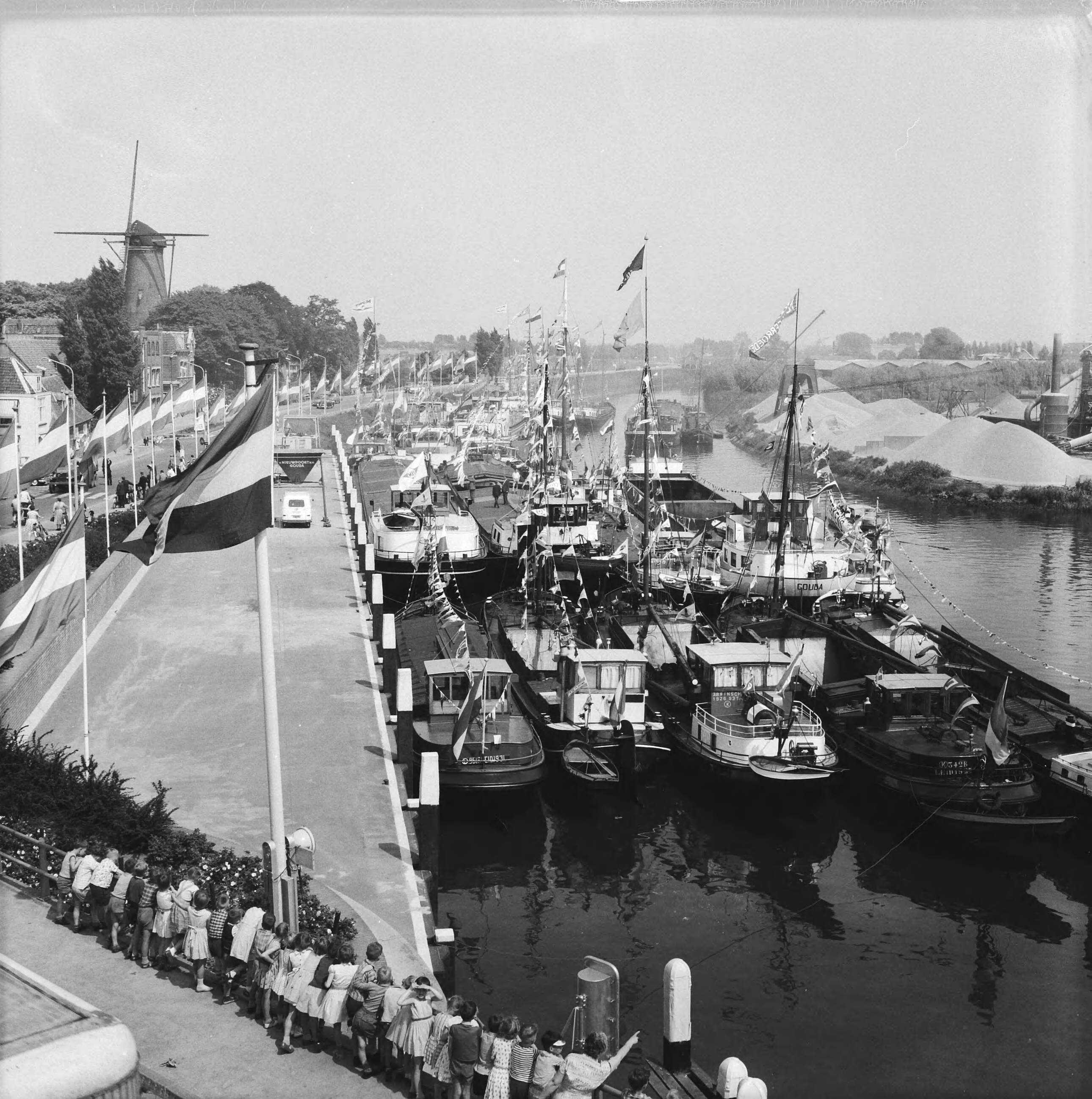 Schippersvereniging Schuttevaer van de afdeling Ouderkerk aan den IJssel — [Gepavoiseerde binnenvaartschepen in de haven van Gouda] — Foto: Behrens, Herbert F. / Anefo. Licentie: Set B: Rechtenvrij / Publiek Domein. Bron: Nationaal Archief. http://hdl.handle.net/10648/a9b0e4a4-d0b4-102d-bcf8-003048976d84