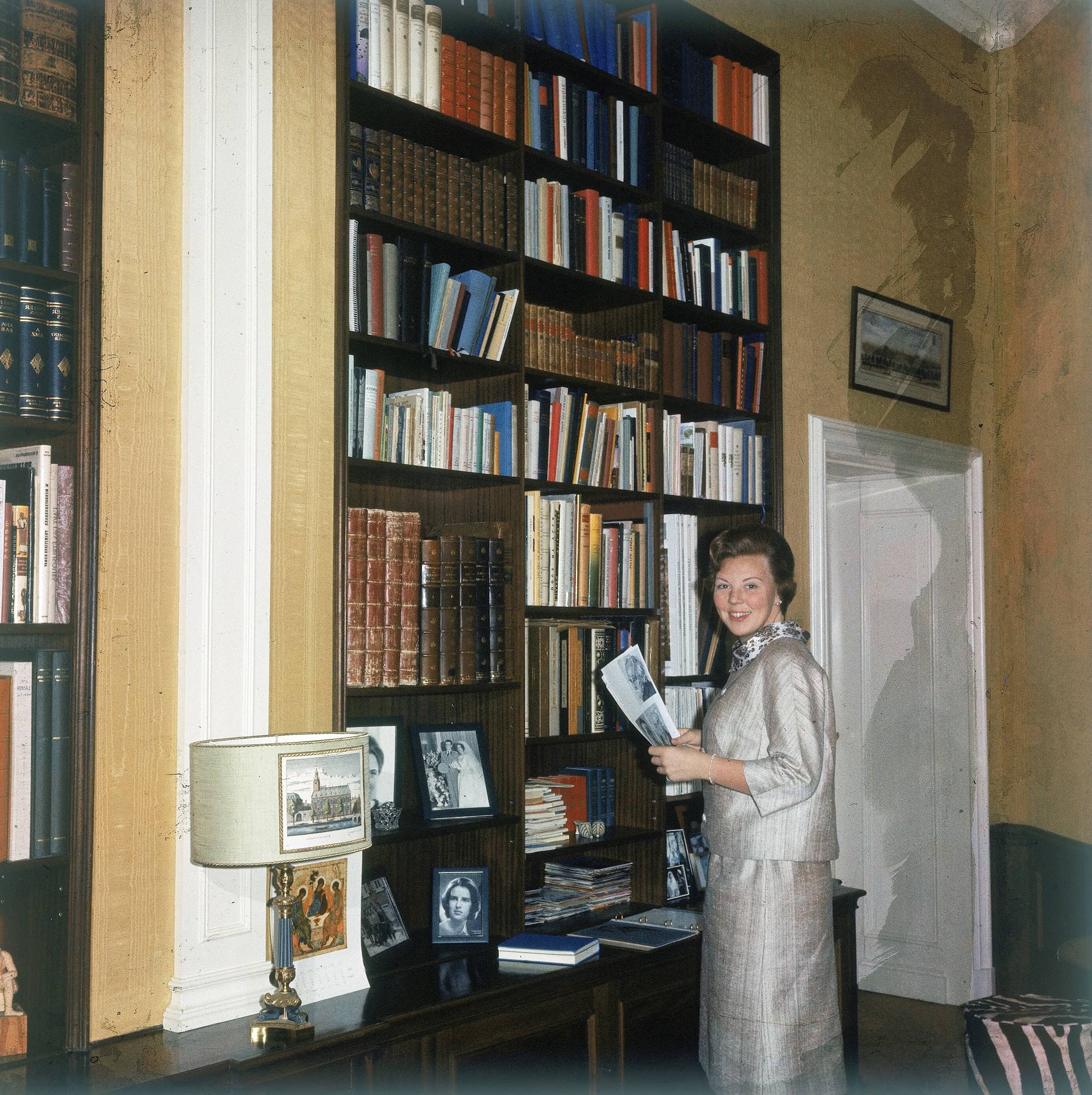 Fotocollectie RVD / Koninklijk Huis — Prinses Beatrix in Kasteel Drakensteyn — Foto: Reijken, Tiemen van der / RVD. Licentie: Set B: Rechtenvrij / Publiek Domein. Bron: Nationaal Archief. http://hdl.handle.net/10648/afb0daf8-d0b4-102d-bcf8-003048976d84