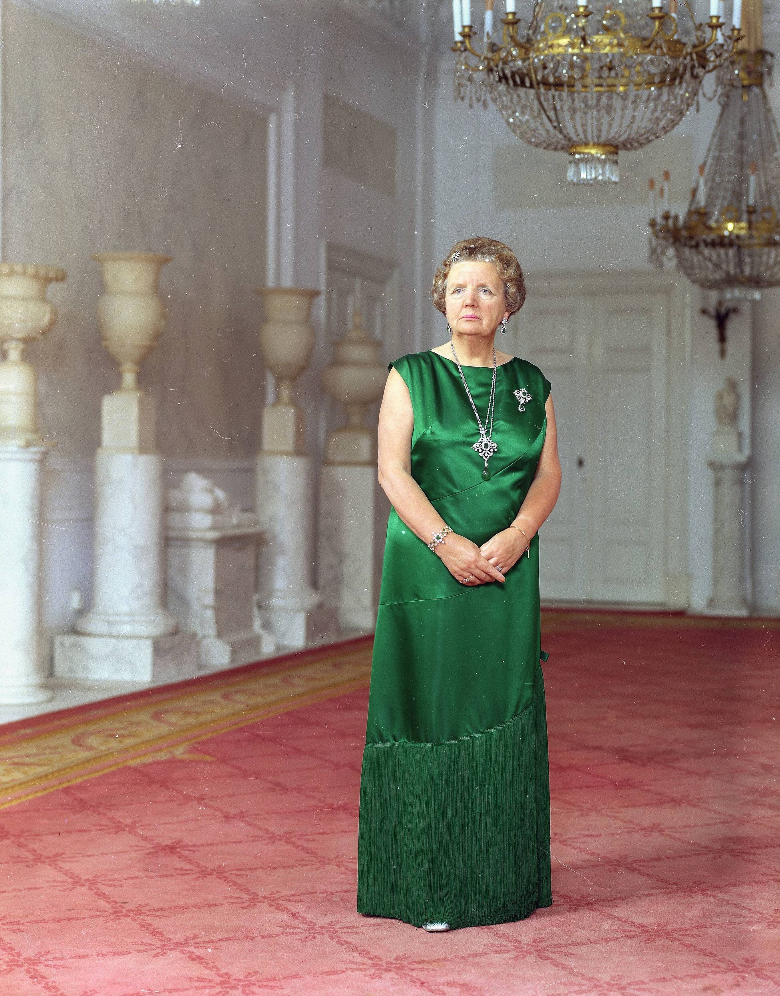 Fotocollectie RVD / Koninklijk Huis — Koningin Juliana, staande in paleis Soestdijk, 1971 — Foto: Koot, Max / RVD. Licentie: Set B: Rechtenvrij / Publiek Domein. Bron: Nationaal Archief. http://hdl.handle.net/10648/afb48d9c-d0b4-102d-bcf8-003048976d84