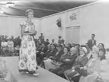 Fotocollectie Anefo — Opening damesbeurs in de Houtrusthal te Den Haag — Foto: Behrens, Herbert F. / Anefo. Licentie: Set B: Rechtenvrij / Publiek Domein. Bron: Nationaal Archief. http://hdl.handle.net/10648/a985c15c-d0b4-102d-bcf8-003048976d84