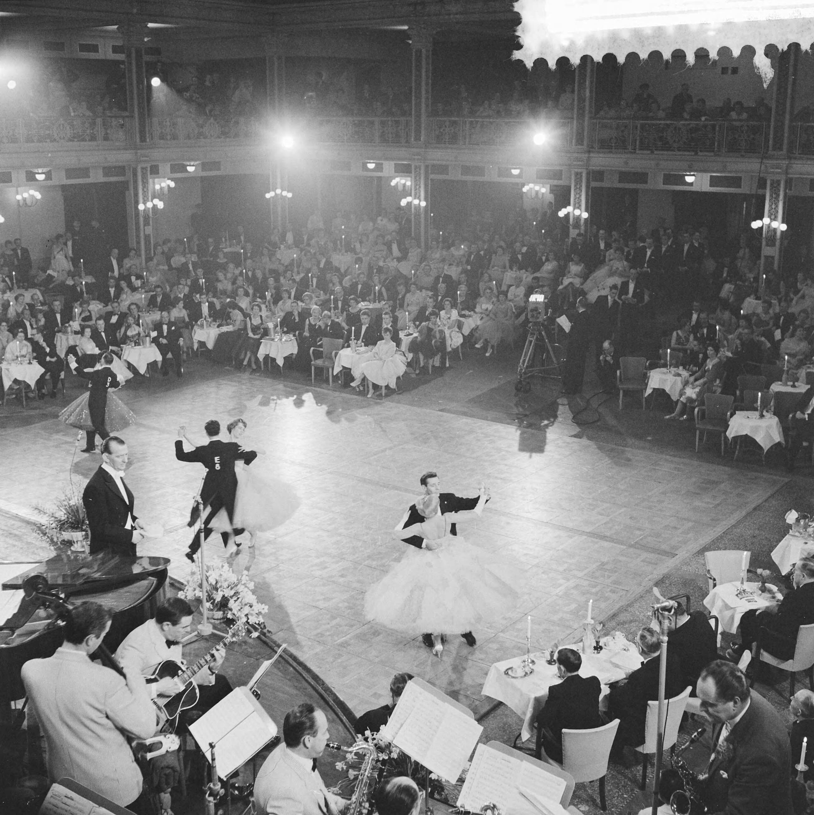 Fotocollectie Anefo — AVROs danstoernooi in het Kurhaus te Scheveningen', overzicht van de deelnemers — Foto: Behrens, Herbert F. / Anefo. Licentie: Set B: Rechtenvrij / Publiek Domein. Bron: Nationaal Archief. http://hdl.handle.net/10648/a9a835fc-d0b4-102d-bcf8-003048976d84
