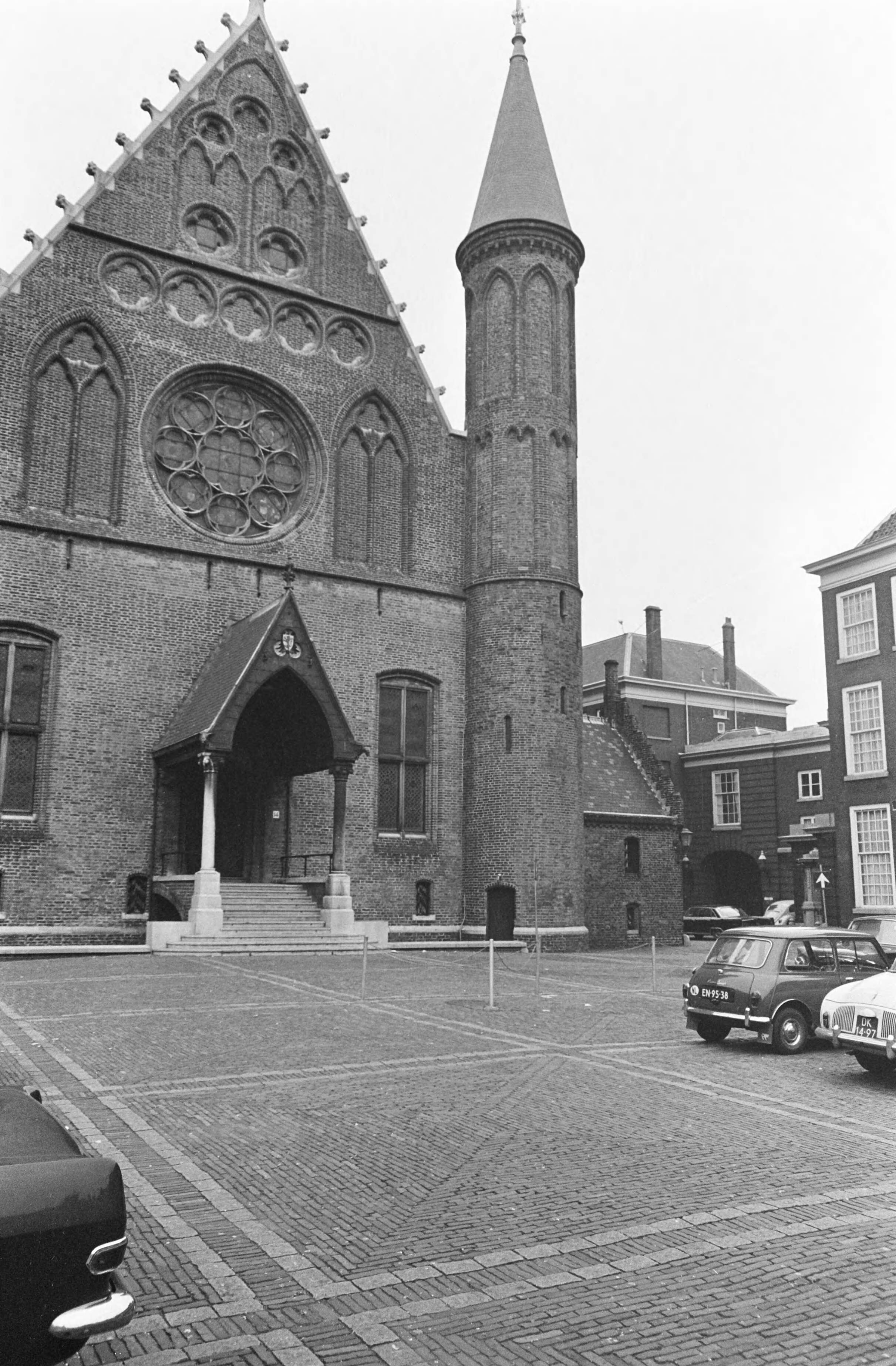 Fotocollectie Anefo — Exterieur van de entree van de Ridderzaal te Den Haag — Foto: Fotograaf Onbekend / Anefo. Licentie: Set B: Rechtenvrij / Publiek Domein. Bron: Nationaal Archief. http://hdl.handle.net/10648/aafe3f64-d0b4-102d-bcf8-003048976d84