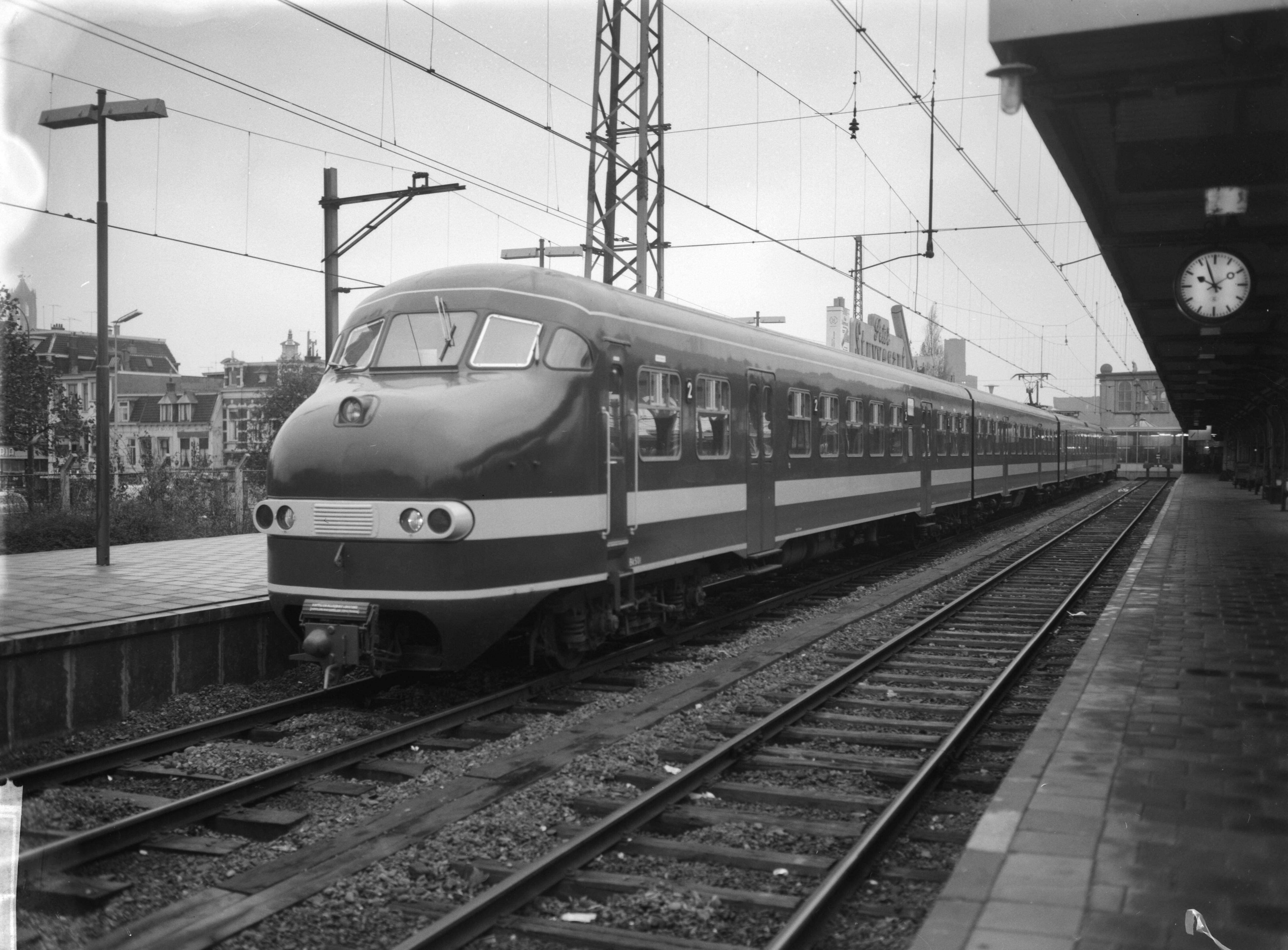 Fotocollectie Anefo — Nieuwe elektrische trein op het baanvak Utrecht-Zwolle in dienst genomen. De trein in Utrecht — Foto: Bilsen, Joop van / Anefo. Licentie: Set B: Rechtenvrij / Publiek Domein. Bron: Nationaal Archief. http://hdl.handle.net/10648/a9ec09a8-d0b4-102d-bcf8-003048976d84