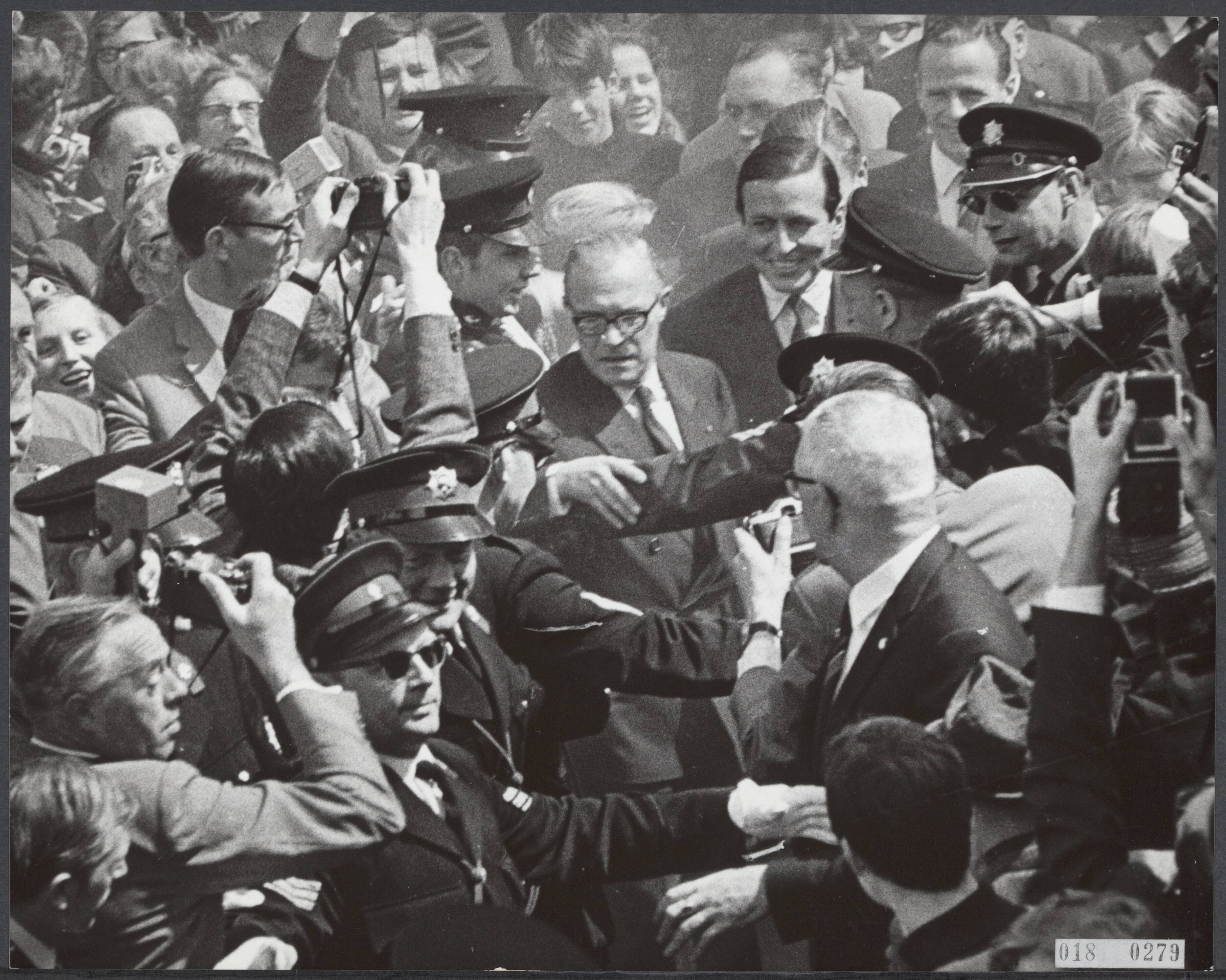 Fotocollectie Elsevier Binnenland — Prins Claus op weg naar de televisiecamera's, waar hij om 13.00 een toespraak hield voor het Nederlandse volk in de NTS noodstudio in Lage Vuursche — Foto: Nijs, Jac. de / Anefo. Licentie: Set B: Rechtenvrij / Publiek Domein. Bron: Nationaal Archief. http://hdl.handle.net/10648/adc1c5cc-d0b4-102d-bcf8-003048976d84