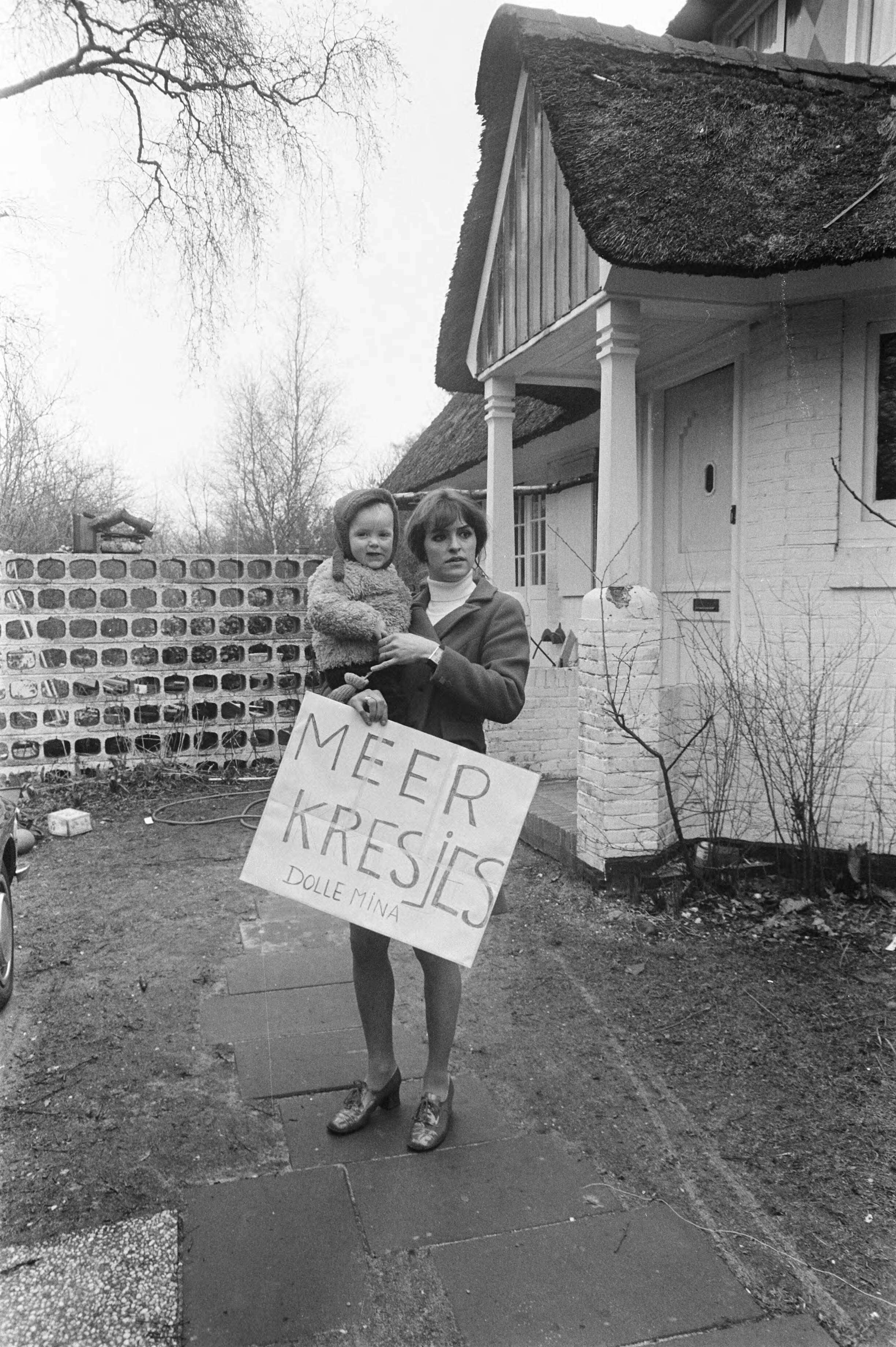 Dolle Mina Annemie Souren — Souren met bord 'Meer kresjes', Huizen — Foto: Mieremet, Rob / Anefo. Licentie: Set B: Rechtenvrij / Publiek Domein. Bron: Nationaal Archief. http://hdl.handle.net/10648/ab9390dc-d0b4-102d-bcf8-003048976d84