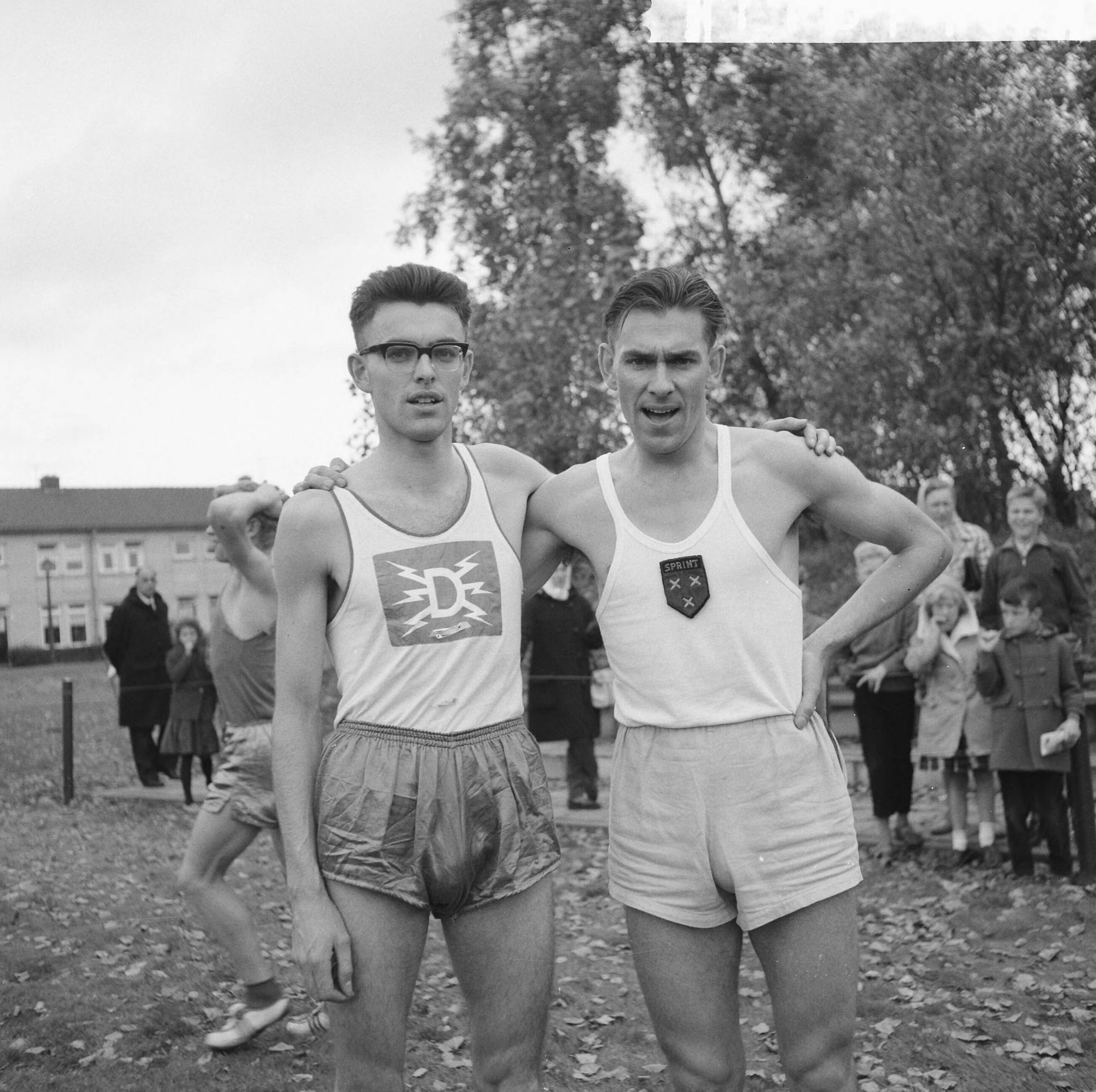 Fotocollectie Anefo — Nederlandse veldloopkampioenschappen in Tuindorp-Oostzaan, Hein Cujé (1e) en Frans Künen (rechts 2e) — Foto: Lindeboom, Henk / Anefo. Licentie: Set B: Rechtenvrij / Publiek Domein. Bron: Nationaal Archief. http://hdl.handle.net/10648/a9bbc87e-d0b4-102d-bcf8-003048976d84