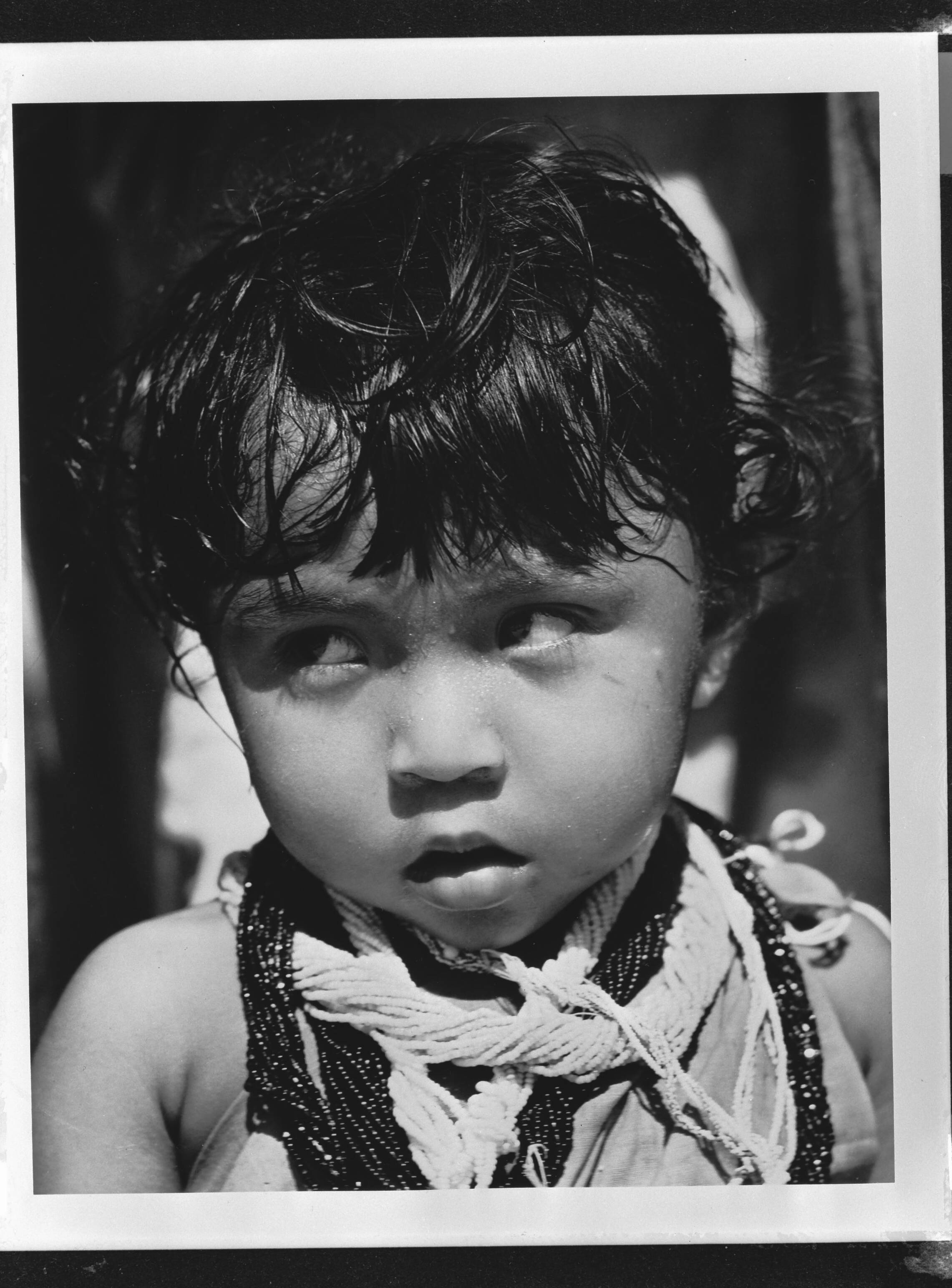 Wi [West Indies] / Anefo Londen serie — Suriname. Dorp Groningen. Een Surinaams-indiaanse peuter — Foto: Onbekend / Publiek Domein of Rechtenvrij. Licentie: Set B: Rechtenvrij / Publiek Domein. Bron: Nationaal Archief. http://hdl.handle.net/10648/ad958cf0-d0b4-102d-bcf8-003048976d84