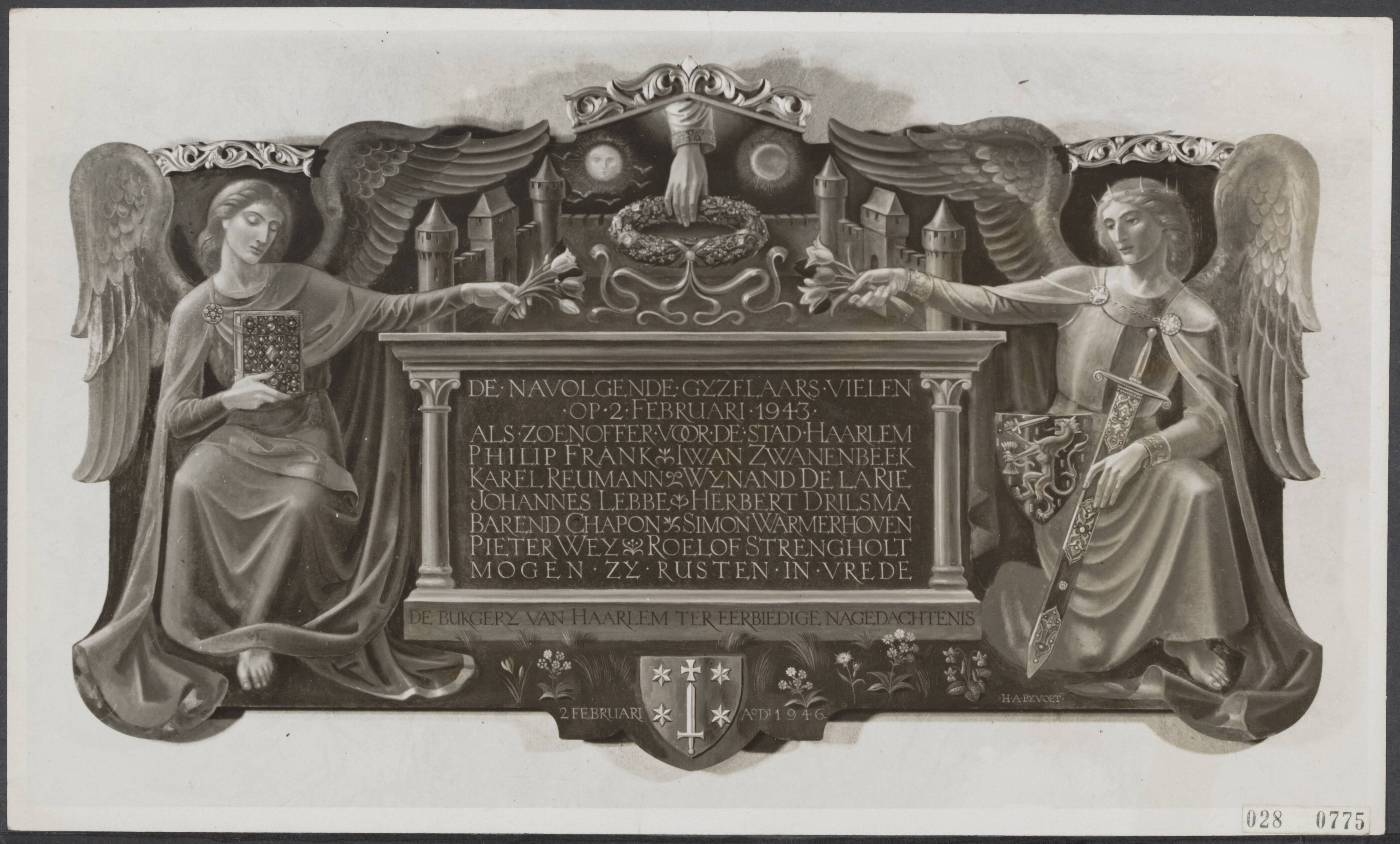 Fotocollectie Elsevier Binnenland — Gedenkbord ter nagedachtenis aan zeven inwoners van Haarlem en drie van Velzen, 10 van de 99 gijzelaars, die op 2 februari 1943 door de Duitsers werden doodgeschoten. — Foto: Borselen, W.J. van. Licentie: Set B: Rechtenvrij / Publiek Domein. Bron: Nationaal Archief. http://hdl.handle.net/10648/added018-d0b4-102d-bcf8-003048976d84