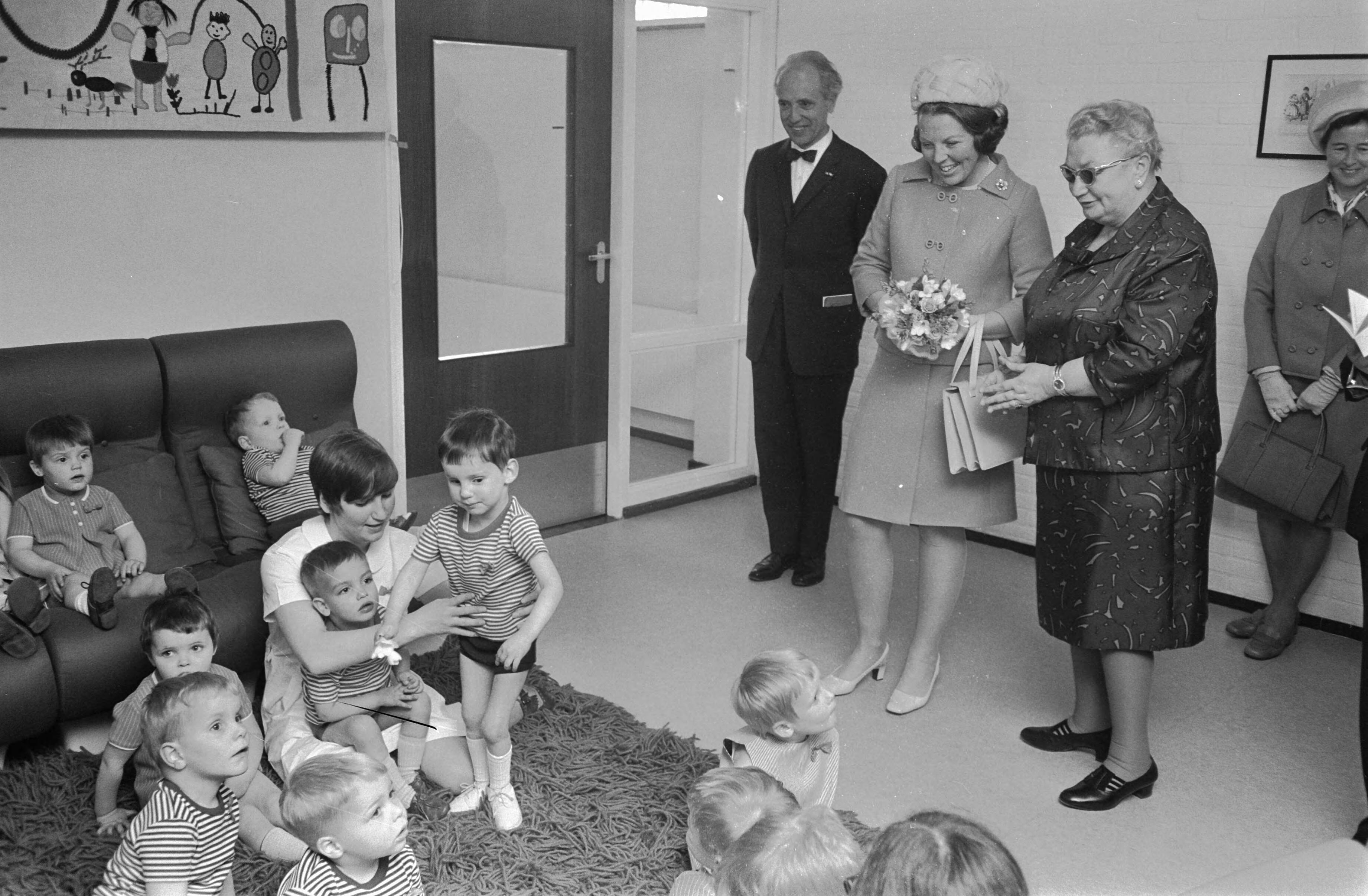 Fotocollectie Anefo — HKH Prinses Beatrix opent kleuterhuis van de Krabbenboss en geeft het de naam Prins Willem Alexander huis te Breda Pr. Beatrix kreeg bloemen van Jantje Dufkues / — Foto: Koch, Eric / Anefo. Licentie: Set B: Rechtenvrij / Publiek Domein. Bron: Nationaal Archief. http://hdl.handle.net/10648/ab67984c-d0b4-102d-bcf8-003048976d84