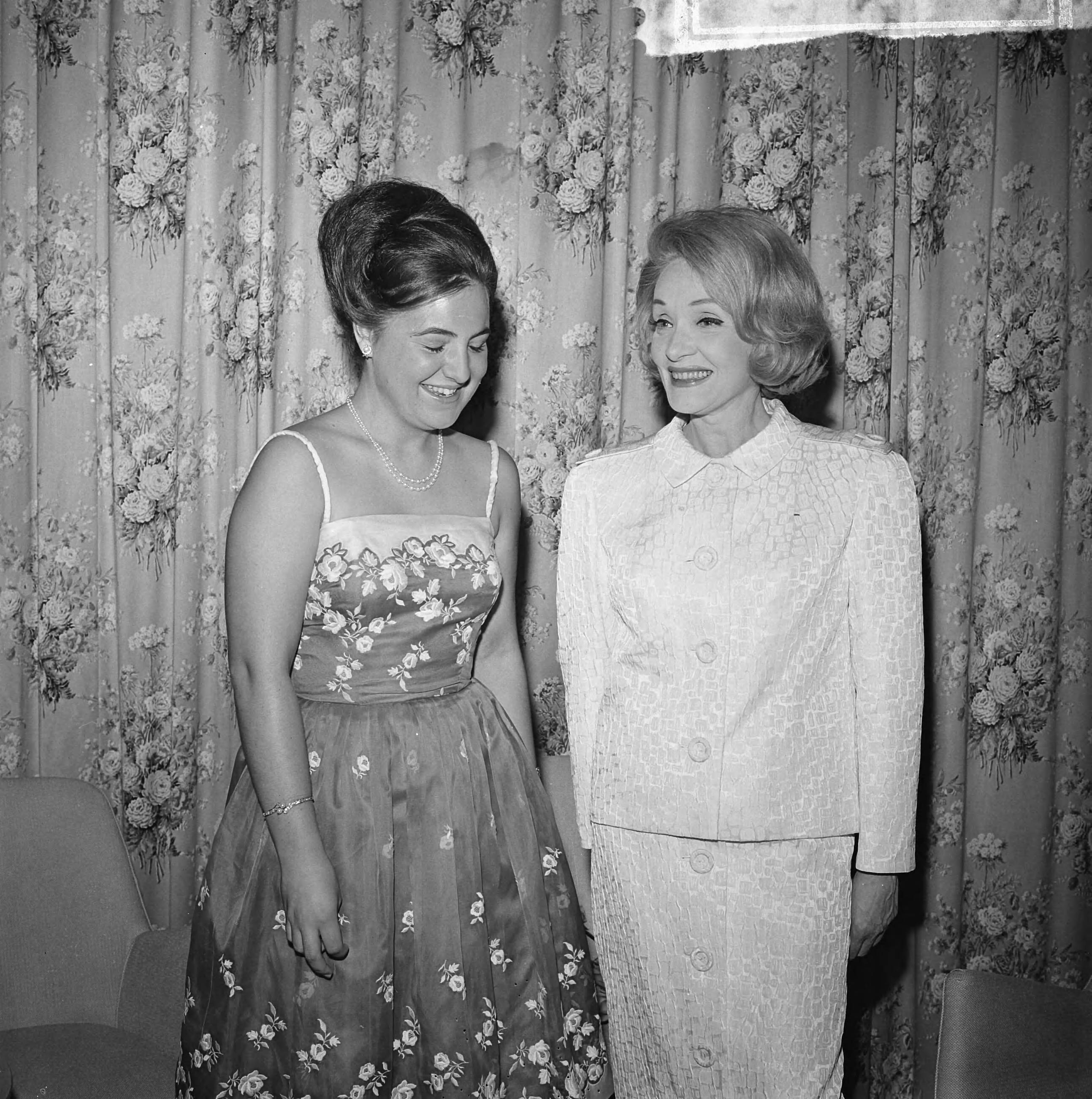 Grand Gala du Disque 1963 — Grand Gala du Disque Populair in het Kurhaus te Scheveningen. Prinses Margriet en Marlene Dietrich — Foto: Koch, Eric / Anefo. Licentie: Set B: Rechtenvrij / Publiek Domein. Bron: Nationaal Archief. http://hdl.handle.net/10648/aa4986e6-d0b4-102d-bcf8-003048976d84