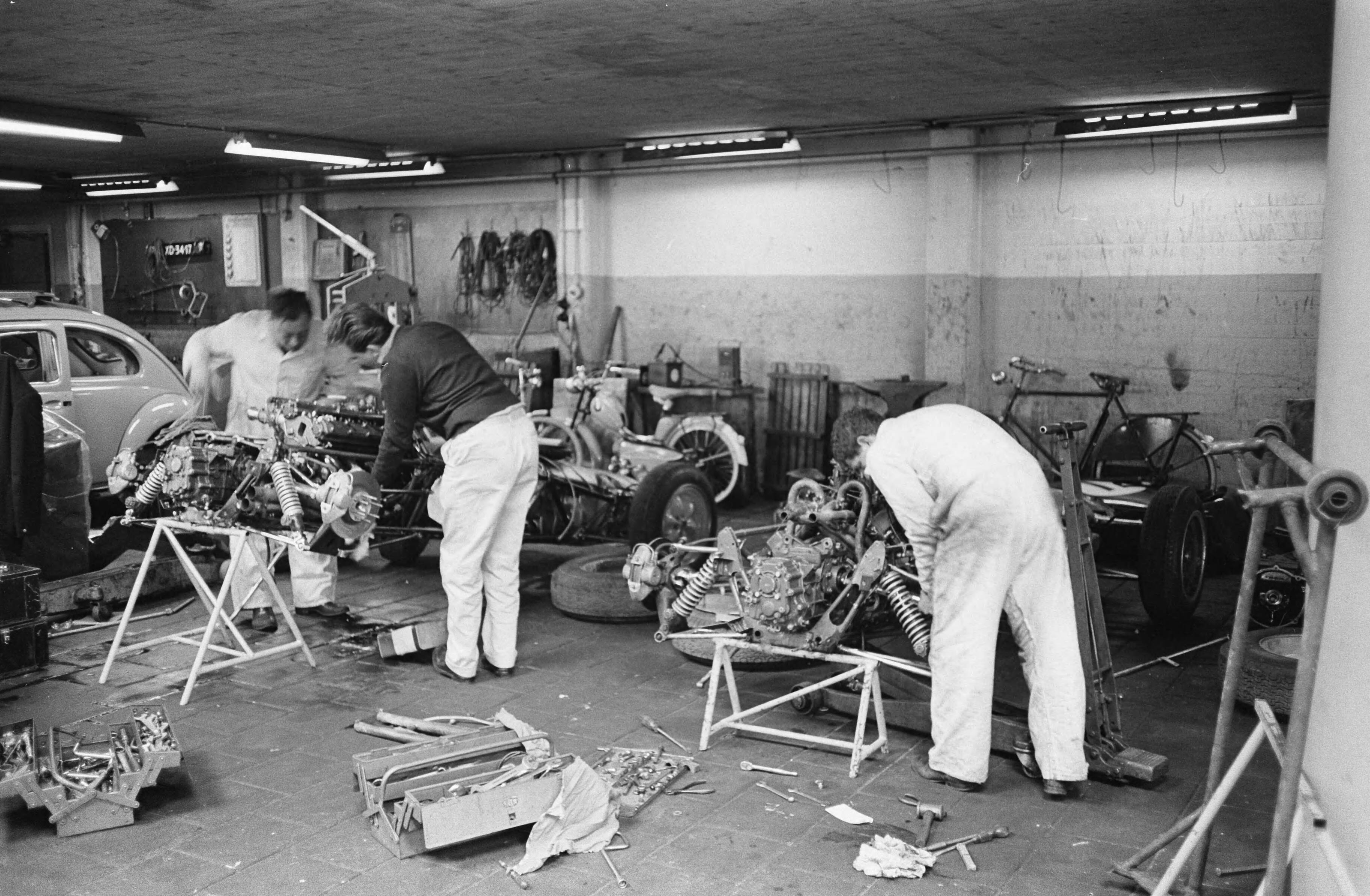 Fotocollectie Anefo — Voorbereidingen voor de aanstaande Grand Prix van Zandvoort — Foto: Pot, Harry / Anefo. Licentie: Set B: Rechtenvrij / Publiek Domein. Bron: Nationaal Archief. http://hdl.handle.net/10648/aa089898-d0b4-102d-bcf8-003048976d84