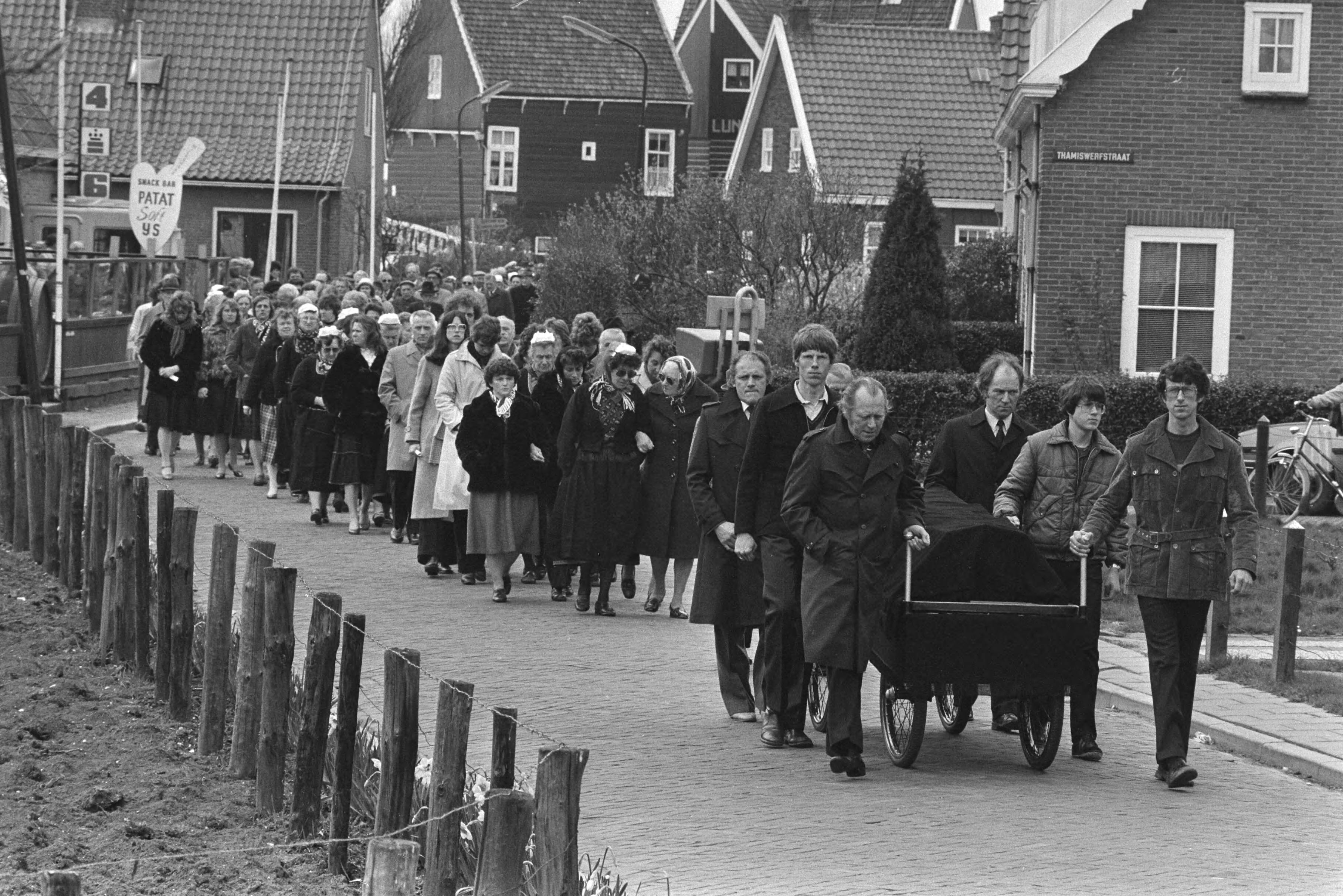 Begrafenis van Sijtje Boes op Marken — Rouwstoet lopend achter de kist — Foto: Croes, Rob C. / Anefo. Licentie: Set B: Rechtenvrij / Publiek Domein. Bron: Nationaal Archief. http://hdl.handle.net/10648/ad2833da-d0b4-102d-bcf8-003048976d84