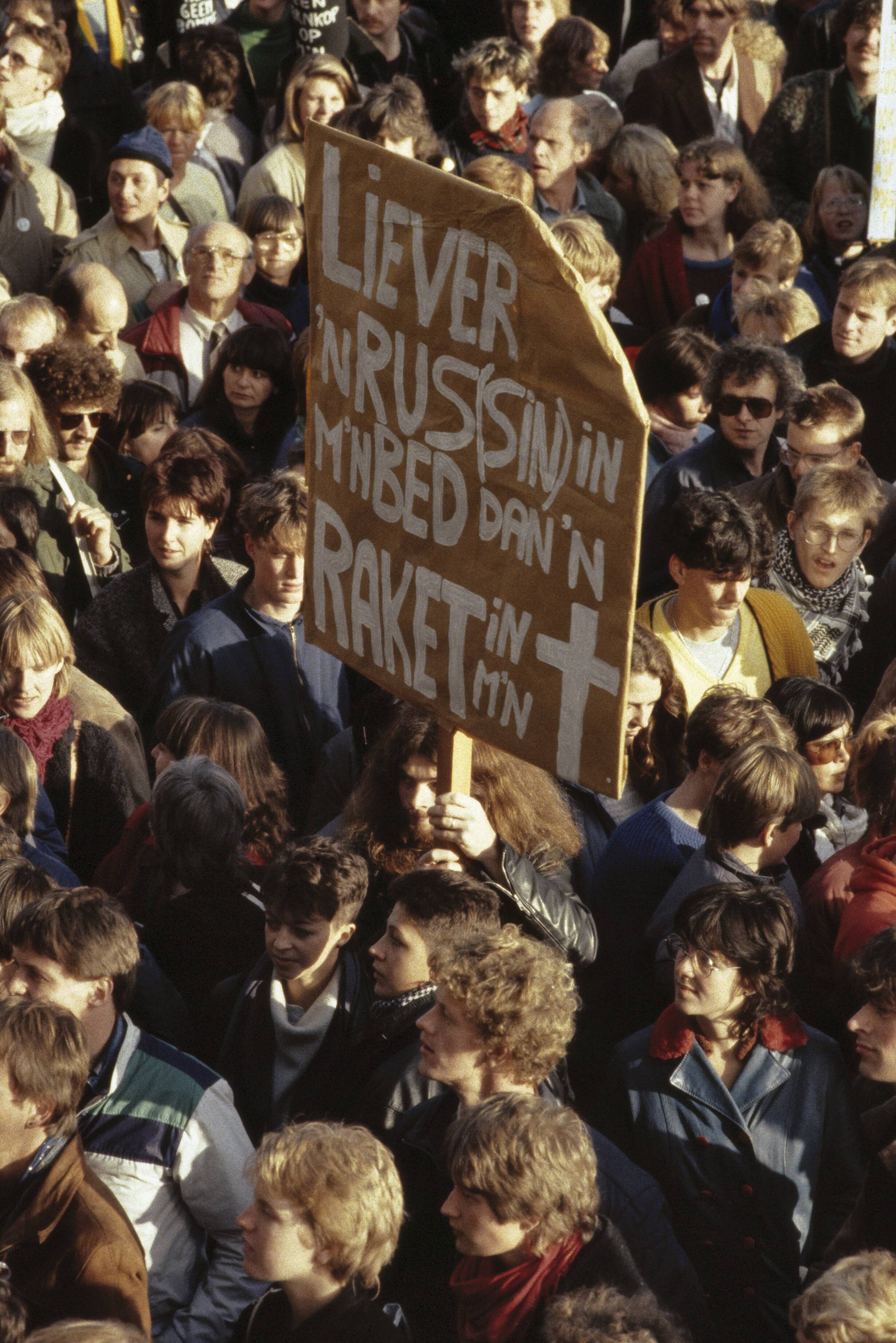 Fotocollectie Anefo — Anti kernwapendemonstratie in Den Haag ( 550 duizend deelnemers ); overzichten met diverse leuzen — Foto: Antonisse, Marcel / Anefo. Licentie: Set B: Rechtenvrij / Publiek Domein. Bron: Nationaal Archief. http://hdl.handle.net/10648/ad8b62a2-d0b4-102d-bcf8-003048976d84