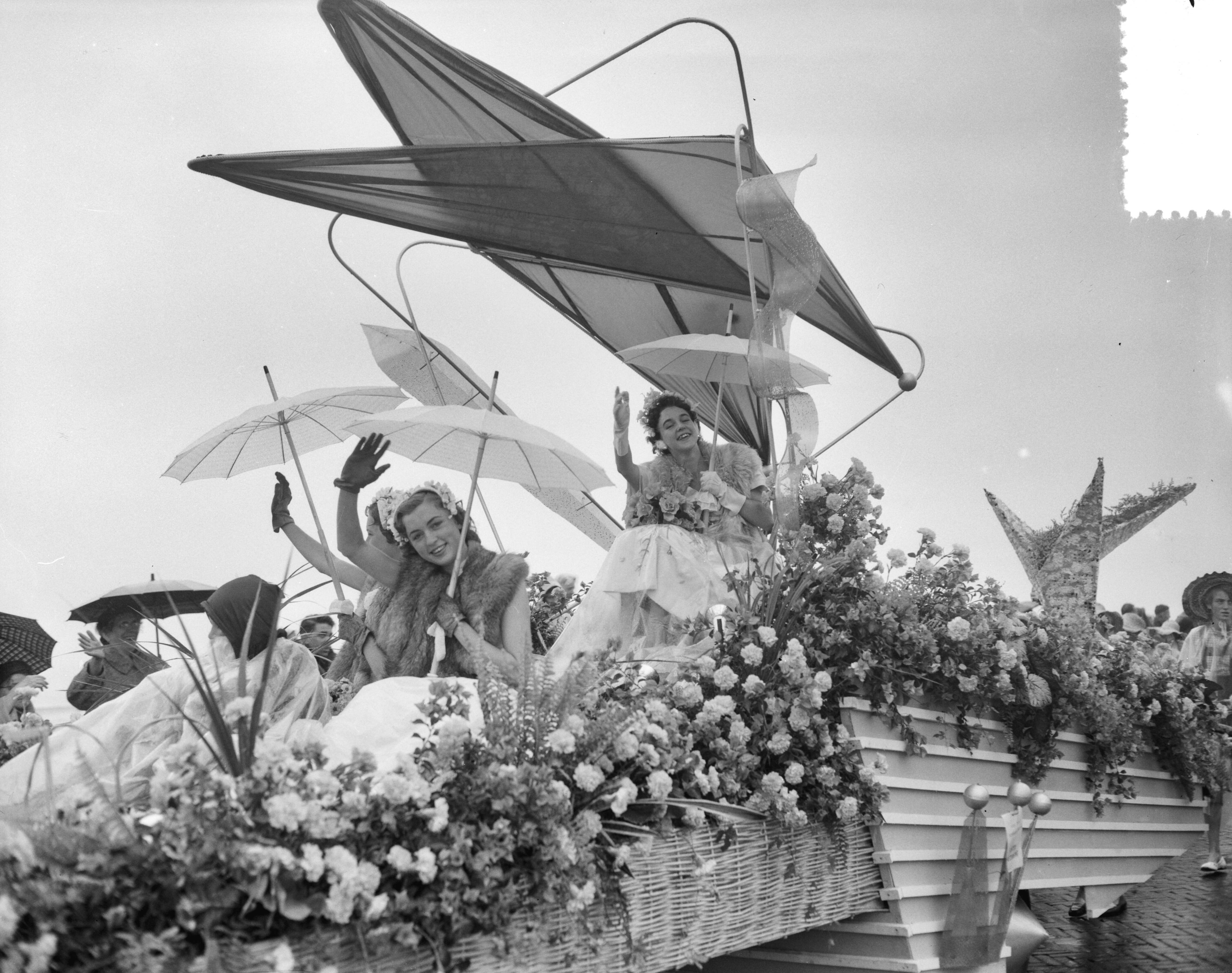 Fotocollectie Anefo — Bloemencorso op de boulevard van Scheveningen. Praalwagen met Haagse bloemenkoningin Amanda — Foto: Bilsen, Joop van / Anefo. Licentie: Set B: Rechtenvrij / Publiek Domein. Bron: Nationaal Archief. http://hdl.handle.net/10648/a94d4458-d0b4-102d-bcf8-003048976d84