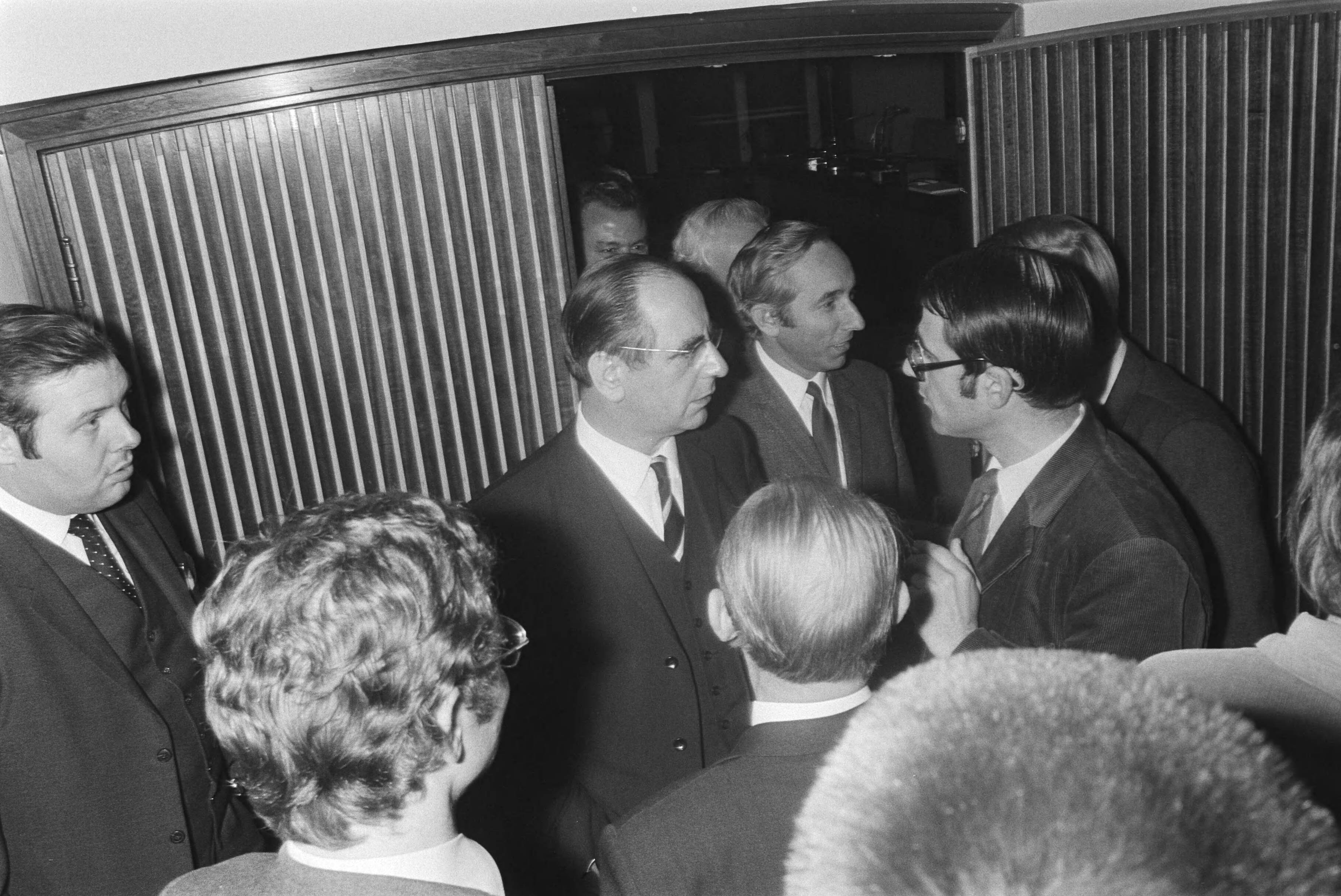 Fotocollectie Anefo — Loonoverleg in SER-gebouw, Den Haag — Foto: Koch, Eric / Anefo. Licentie: Set B: Rechtenvrij / Publiek Domein. Bron: Nationaal Archief. http://hdl.handle.net/10648/abaa84a4-d0b4-102d-bcf8-003048976d84