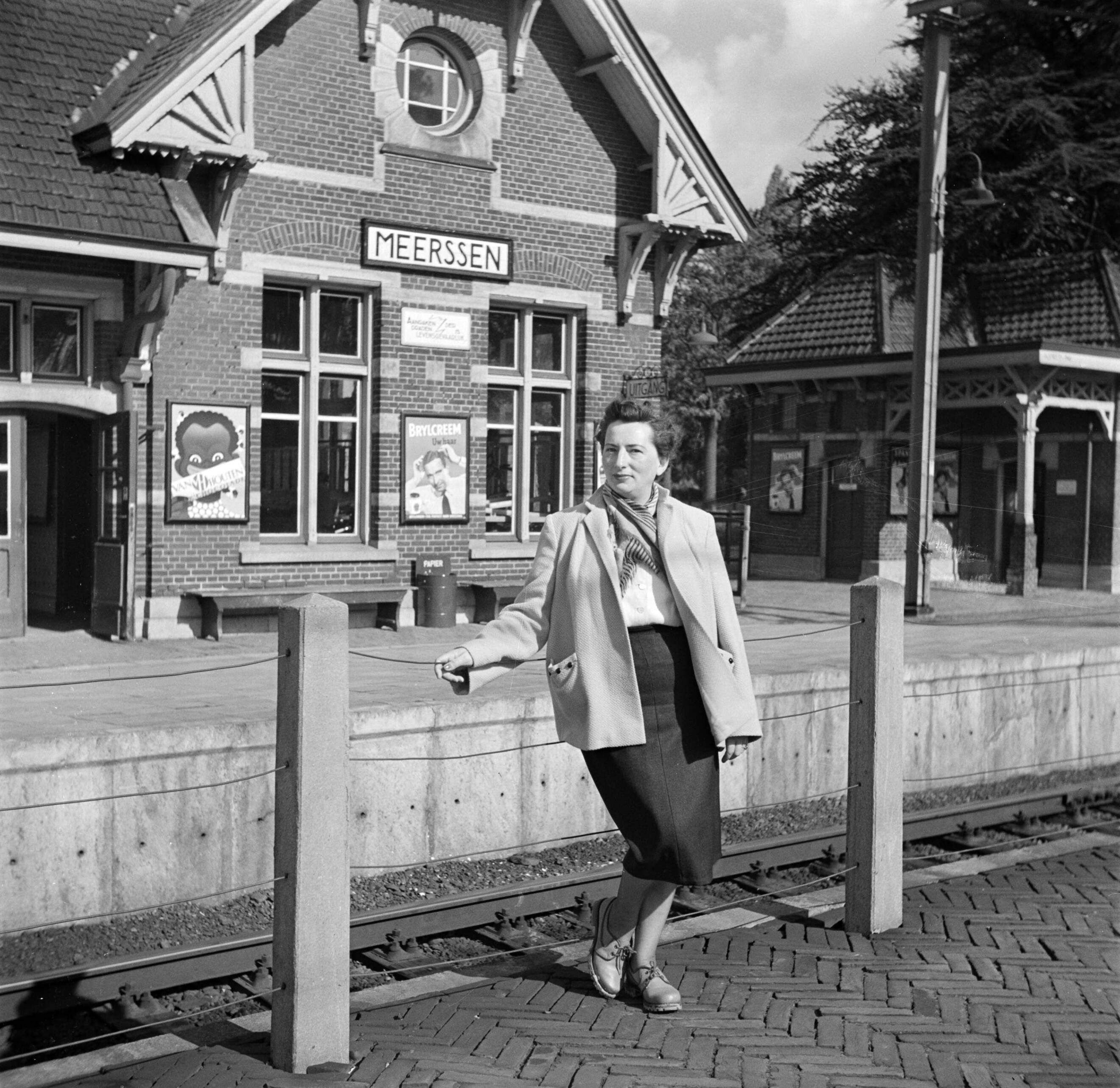 Zuid-Limburg — Hilda Eschen op het station van Meerssen — Foto: Poll, Willem van de. Licentie: Set B: Rechtenvrij / Publiek Domein. Bron: Nationaal Archief. http://hdl.handle.net/10648/aea6232a-d0b4-102d-bcf8-003048976d84