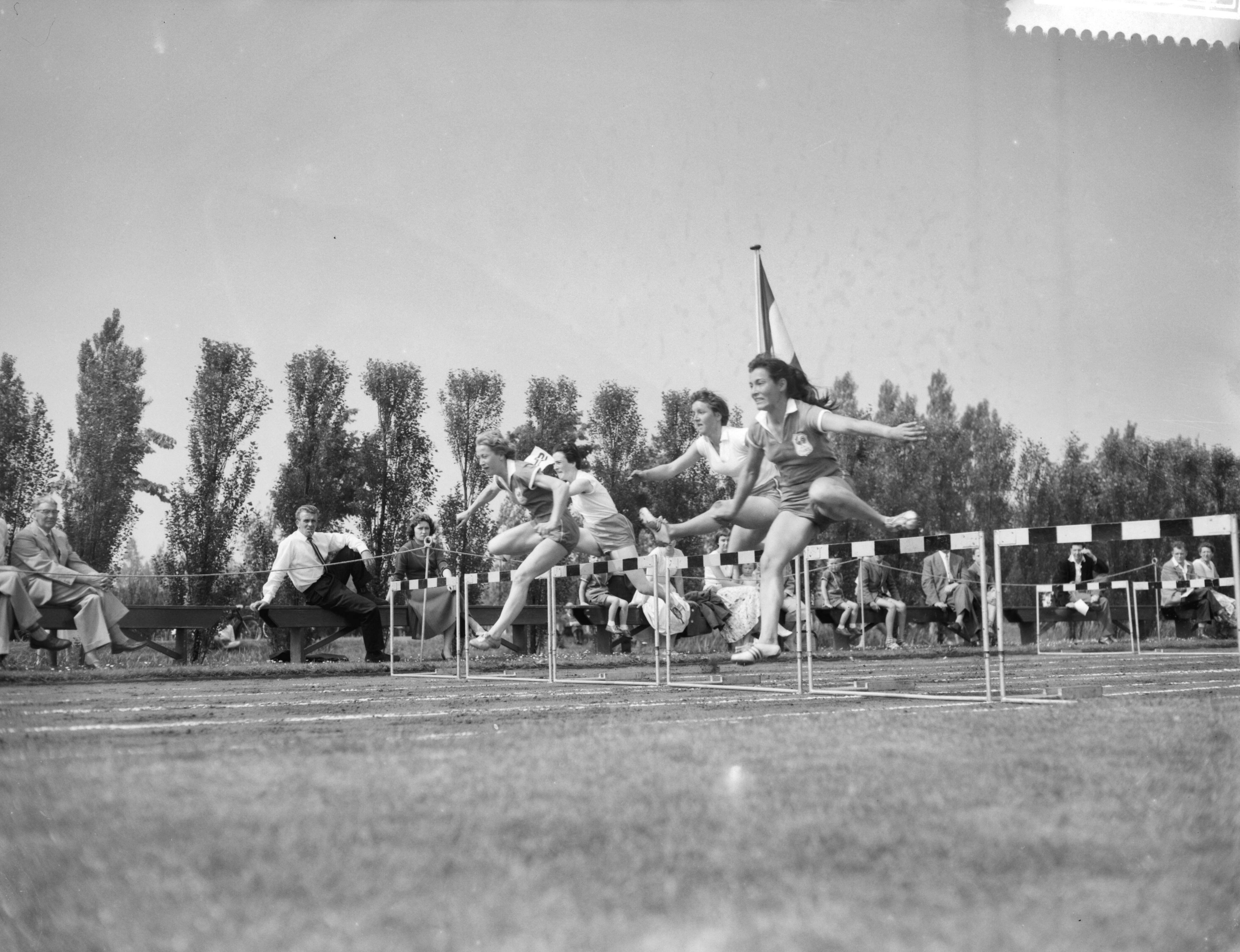 Fotocollectie Anefo — Atletiekwedstrijd Nederland-Frankrijk te Rijswijk. Horden dames — Foto: Rossem, Wim van / Anefo. Licentie: Set B: Rechtenvrij / Publiek Domein. Bron: Nationaal Archief. http://hdl.handle.net/10648/a97f6456-d0b4-102d-bcf8-003048976d84