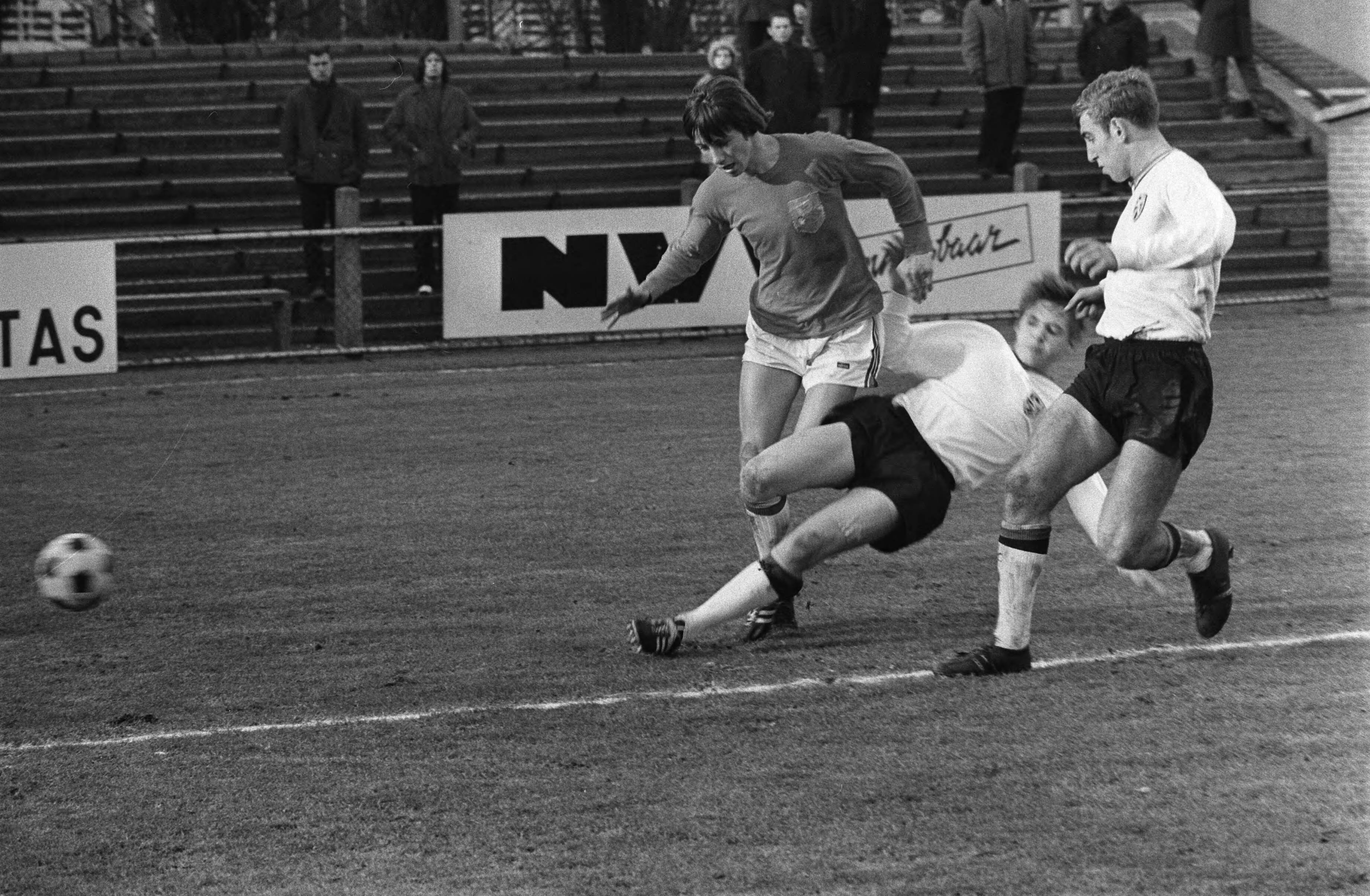 Fotocollectie Anefo — Nederland tegen Belgie Uefa-jeugd 0-1 te Breda. Aktie — Foto: Mieremet, Rob / Anefo. Licentie: Set B: Rechtenvrij / Publiek Domein. Bron: Nationaal Archief. http://hdl.handle.net/10648/ab8b9e36-d0b4-102d-bcf8-003048976d84