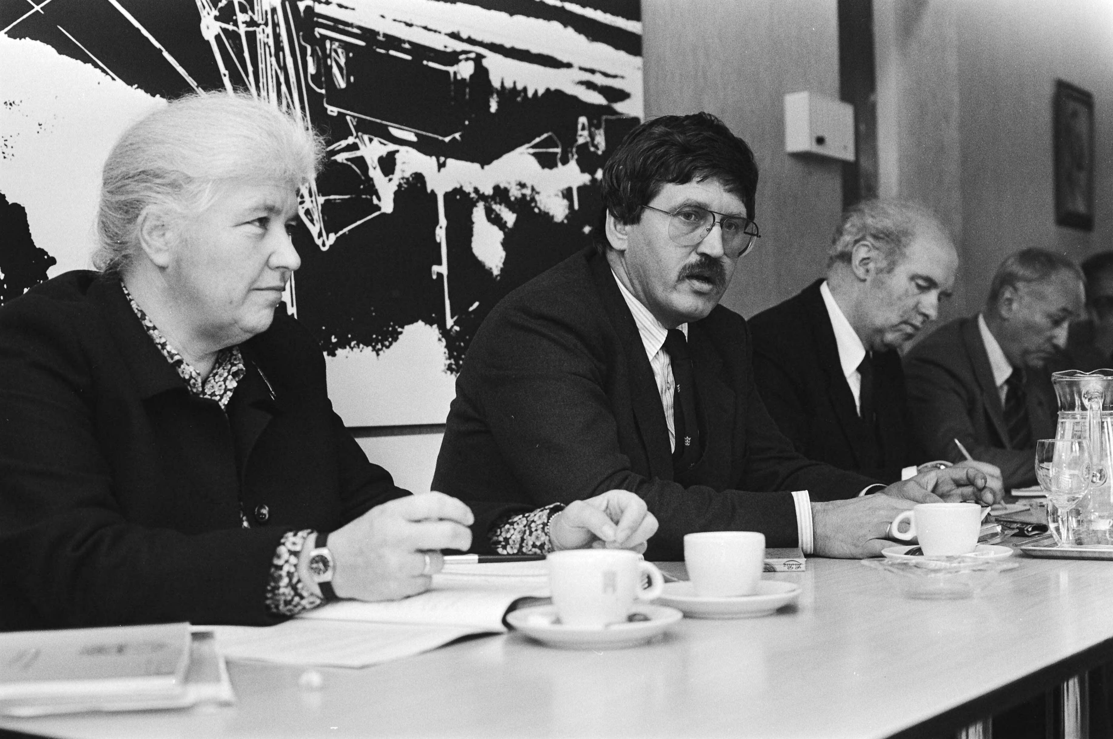 Persconferentie van de burgemeesters van Den Haag, Rotterdam en Utrecht in Den Haag — Mw. Vos (Utrecht), Bram Peper (Rotterdam) en Frans Schols (Den Haag) over het politiebeleid en het rapport Frielink — Foto: Croes, Rob C. / Anefo. Licentie: Set B: Rechtenvrij / Publiek Domein. Bron: Nationaal Archief. http://hdl.handle.net/10648/ad1f95a4-d0b4-102d-bcf8-003048976d84