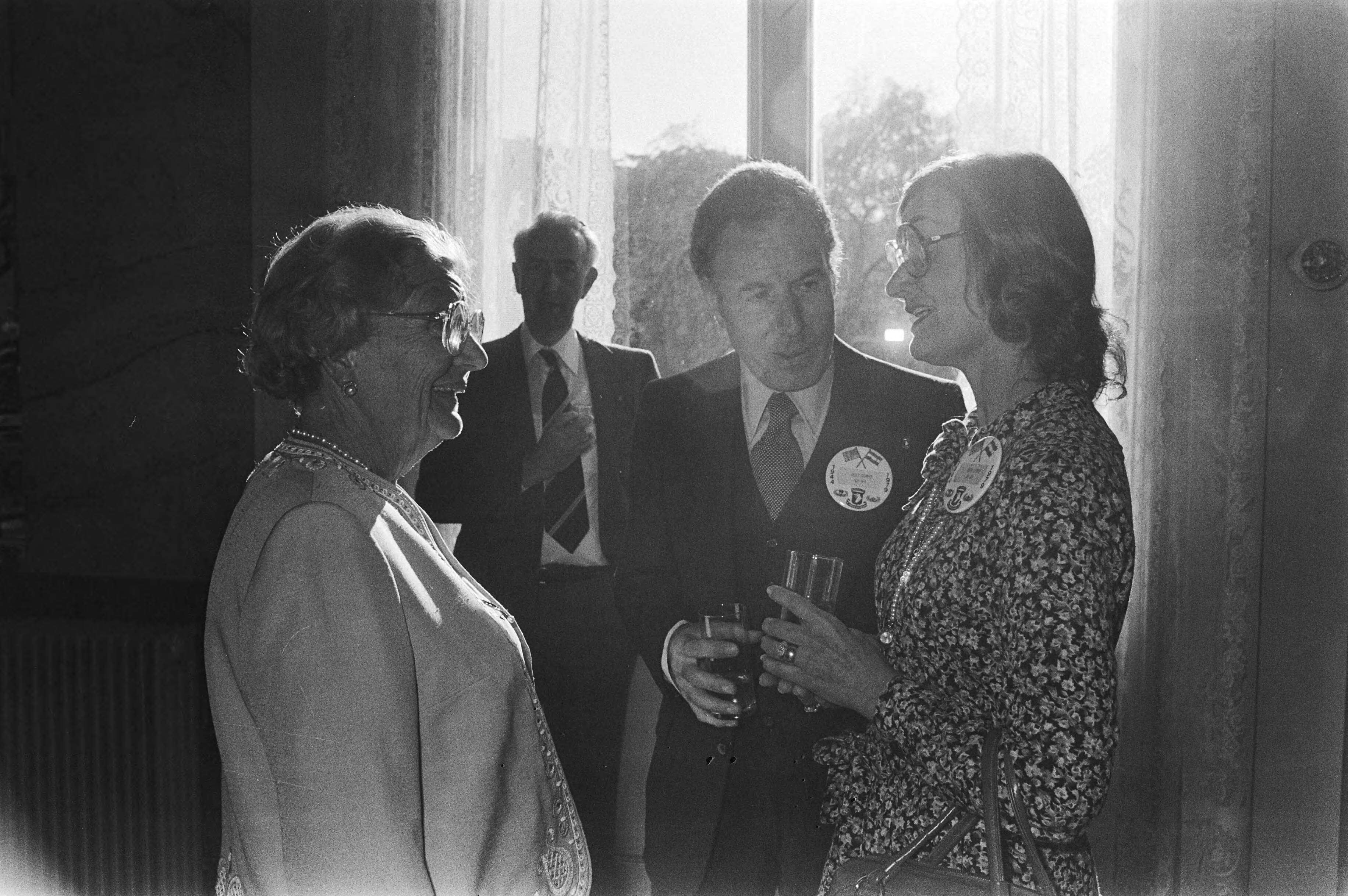 Boek over de 101e Airborne Division door oudstrijders aan koningin Juliana aangeboden op Paleis Soestdijk — De koningin onderhoudt zich met enkele aanwezigen — Foto: Suyk, Koen / Anefo. Licentie: Set B: Rechtenvrij / Publiek Domein. Bron: Nationaal Archief. http://hdl.handle.net/10648/acd15204-d0b4-102d-bcf8-003048976d84