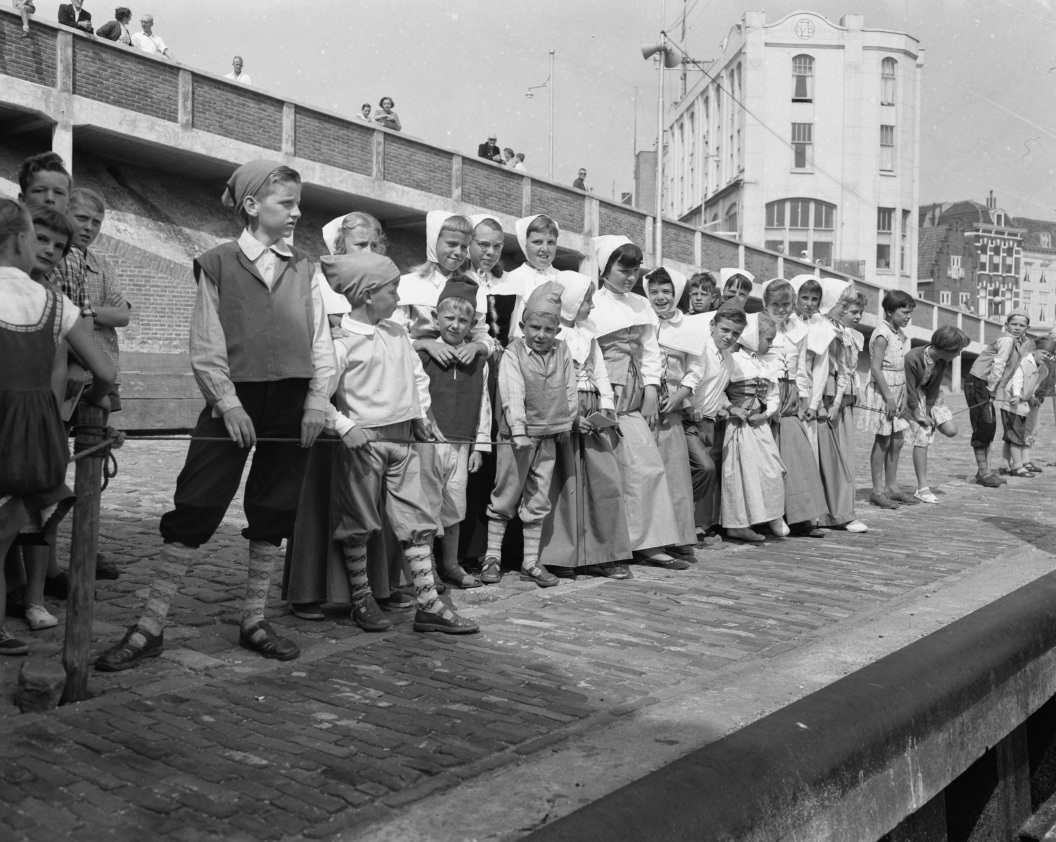 Fotocollectie Anefo — Verkoop De Ruyterzegels in Vlissingen, Vlissingse schoolkinderen opgesteld bij de Voorhaven te Vlissingen — Foto: Behrens, Herbert F. / Anefo. Licentie: Set B: Rechtenvrij / Publiek Domein. Bron: Nationaal Archief. http://hdl.handle.net/10648/a963abda-d0b4-102d-bcf8-003048976d84