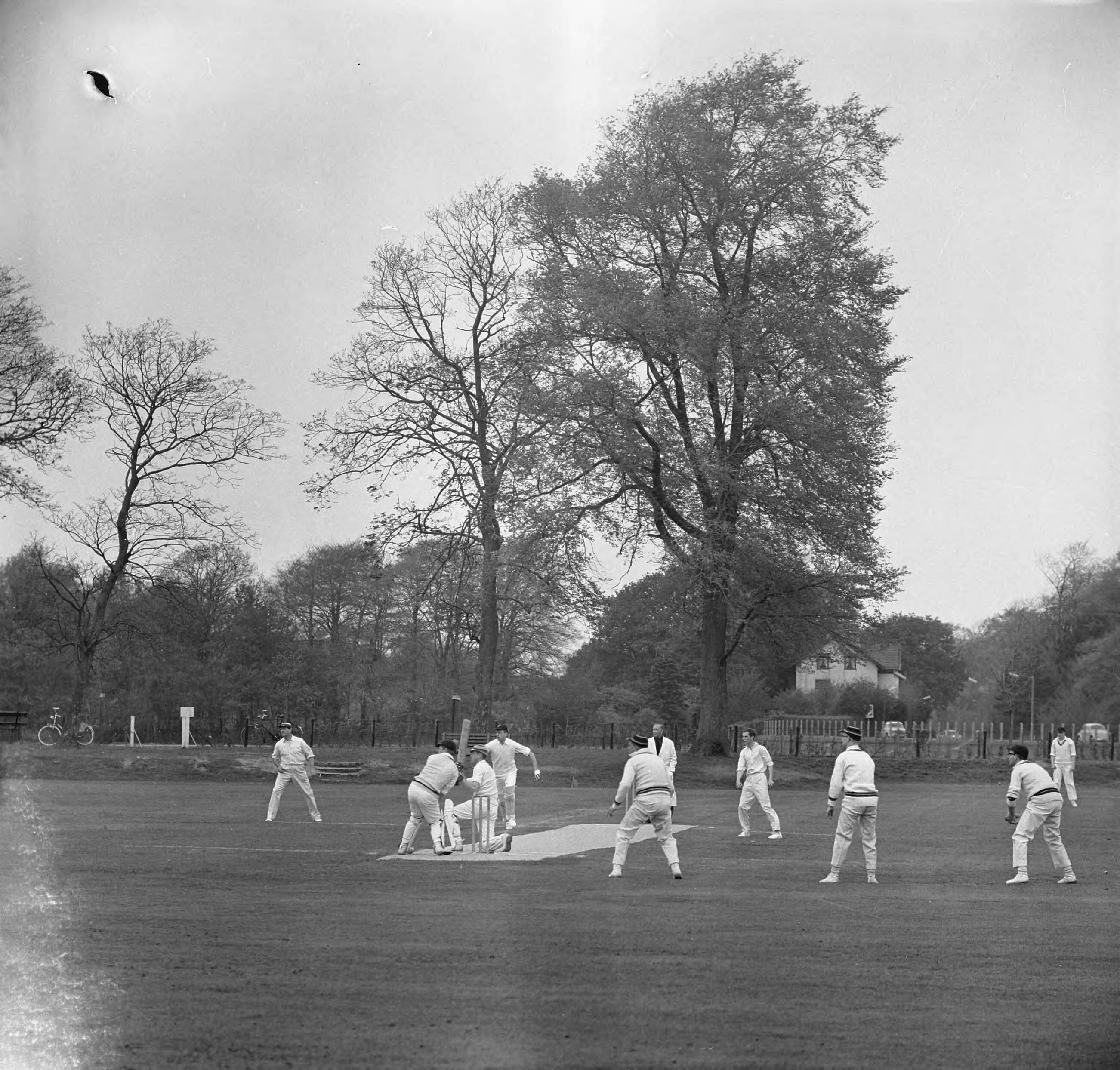 Fotocollectie Anefo — Cricketseizoen geopend. Haarlem tegen VRA. Spelmoment "voor de Lunch" — Foto: Nijs, Jac. de / Anefo. Licentie: Set B: Rechtenvrij / Publiek Domein. Bron: Nationaal Archief. http://hdl.handle.net/10648/aa366412-d0b4-102d-bcf8-003048976d84